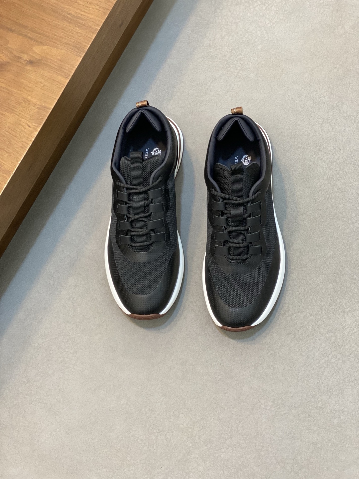 NO:222284,Brand Loro Piana color original color matching code number 39-44 customized 38.45.46 price Material Nouo Pianya autumn hot product shipped!  The window style LoroPiana mesh cowhide casual sports men's shoes This casual shoe is knitted with Wind fiber, presenting a unique three-dimensional effect. The unique style is slightly narrowed in the middle and is embellished with Naba Leather. The light rubber sole and edge studs enhance grip and stability. The functional details of the shoe are full of modern aesthetics. The upper uses hot melt edge sealing process. The light technical material of the Kummel color rubber outsole is inlaid with cushioning pads on the inner side of the sole, which makes the weight distribution more even and reduces the load during travel. The leather eyelets are directly placed on the upper fixed to the sole to ensure stability. The rear is equipped with cushioning pads to enhance the comfort of wearing. LP casual shoes, loro piana, loro piana, cowhide19860909品牌Loro Piana 颜色原版配色 码数39-44定做38.45.46 价格 材质诺悠翩雅秋季爆款出货！橱窗款LoroPiana网面牛皮休闲运动男鞋 这款休闲鞋采用Wind纤维针织而成,呈现出别致的立体效果,独特的版型在中段轻微变窄,并以纳巴革细节点缀.轻盈橡胶鞋底和边缘的鞋钉增强抓地力和稳定性,充满现代美感的功能细节设计为鞋子平添了运动风格.鞋面使用热熔封边工艺 Kummel色橡胶外底的轻盈技术材料鞋底内侧镶嵌着缓冲垫,让重量分配更平均,减轻行进间的负荷 皮革鞋眼直接设于固定在鞋底的鞋面上,以确保稳定性 后部搭配缓冲垫,以提升穿着舒适感,LP休闲鞋,loro piana,loro piana,cowhide,Men's shoes