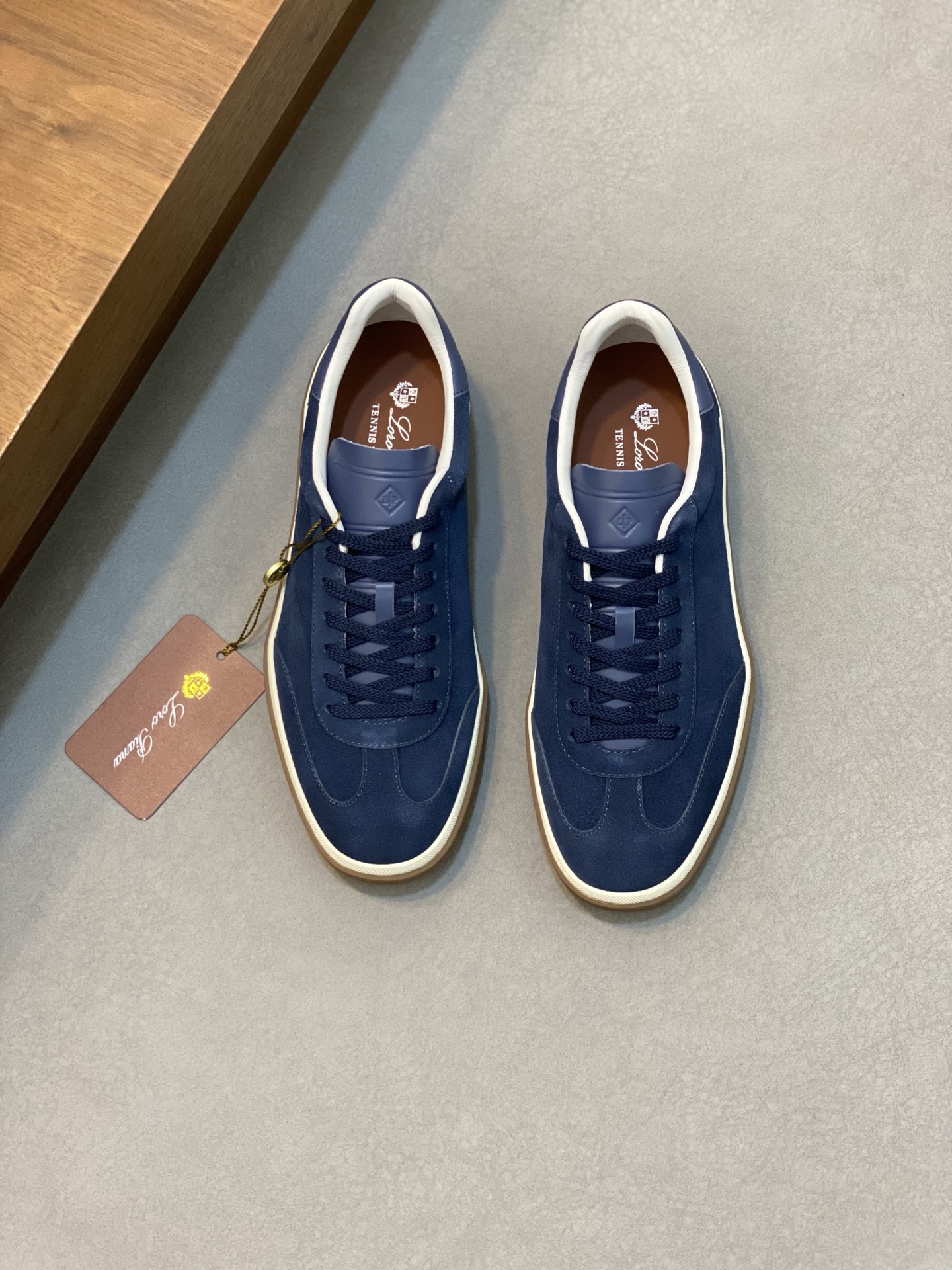 NO:222529,Brand Loro Piana color original color matching code number 39-44 customized 38.45.46 price Material Nouo Pianya autumn hot product shipped!  The window style LoroPiana mesh cowhide casual sports men's shoes This casual shoe is knitted with Wind fiber, presenting a unique three-dimensional effect. The unique style is slightly narrowed in the middle and is embellished with Naba Leather. The light rubber sole and edge studs enhance grip and stability. The functional details of the shoe are full of modern aesthetics. The upper uses hot melt edge sealing process. The light technical material of the Kummel color rubber outsole is inlaid with cushioning pads on the inner side of the sole, which makes the weight distribution more even and reduces the load during travel. The leather eyelets are directly placed on the upper fixed to the sole to ensure stability. The rear is equipped with cushioning pads to enhance the comfort of wearing. LP casual shoes, loro piana, loro piana, cowhide19860909品牌Loro Piana 颜色原版配色 码数39-44定做38.45.46 价格 材质诺悠翩雅秋季爆款出货！橱窗款LoroPiana网面牛皮休闲运动男鞋 这款休闲鞋采用Wind纤维针织而成,呈现出别致的立体效果,独特的版型在中段轻微变窄,并以纳巴革细节点缀.轻盈橡胶鞋底和边缘的鞋钉增强抓地力和稳定性,充满现代美感的功能细节设计为鞋子平添了运动风格.鞋面使用热熔封边工艺 Kummel色橡胶外底的轻盈技术材料鞋底内侧镶嵌着缓冲垫,让重量分配更平均,减轻行进间的负荷 皮革鞋眼直接设于固定在鞋底的鞋面上,以确保稳定性 后部搭配缓冲垫,以提升穿着舒适感,LP休闲鞋,loro piana,loro piana,cowhide,Men's shoes