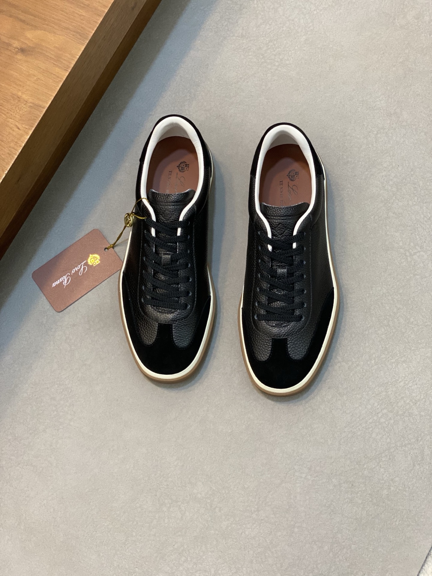 NO:222226,Brand Loro Piana color original color matching code number 39-44 customized 38.45.46 price Material Nouo Pianya autumn hot product shipped!  The window style LoroPiana mesh cowhide casual sports men's shoes This casual shoe is knitted with Wind fiber, presenting a unique three-dimensional effect. The unique style is slightly narrowed in the middle and is embellished with Naba Leather. The light rubber sole and edge studs enhance grip and stability. The functional details of the shoe are full of modern aesthetics. The upper uses hot melt edge sealing process. The light technical material of the Kummel color rubber outsole is inlaid with cushioning pads on the inner side of the sole, which makes the weight distribution more even and reduces the load during travel. The leather eyelets are directly placed on the upper fixed to the sole to ensure stability. The rear is equipped with cushioning pads to enhance the comfort of wearing. LP casual shoes, loro piana, loro piana, cowhide19860909品牌Loro Piana 颜色原版配色 码数39-44定做38.45.46 价格 材质诺悠翩雅秋季爆款出货！橱窗款LoroPiana网面牛皮休闲运动男鞋 这款休闲鞋采用Wind纤维针织而成,呈现出别致的立体效果,独特的版型在中段轻微变窄,并以纳巴革细节点缀.轻盈橡胶鞋底和边缘的鞋钉增强抓地力和稳定性,充满现代美感的功能细节设计为鞋子平添了运动风格.鞋面使用热熔封边工艺 Kummel色橡胶外底的轻盈技术材料鞋底内侧镶嵌着缓冲垫,让重量分配更平均,减轻行进间的负荷 皮革鞋眼直接设于固定在鞋底的鞋面上,以确保稳定性 后部搭配缓冲垫,以提升穿着舒适感,LP休闲鞋,loro piana,loro piana,cowhide,Men's shoes