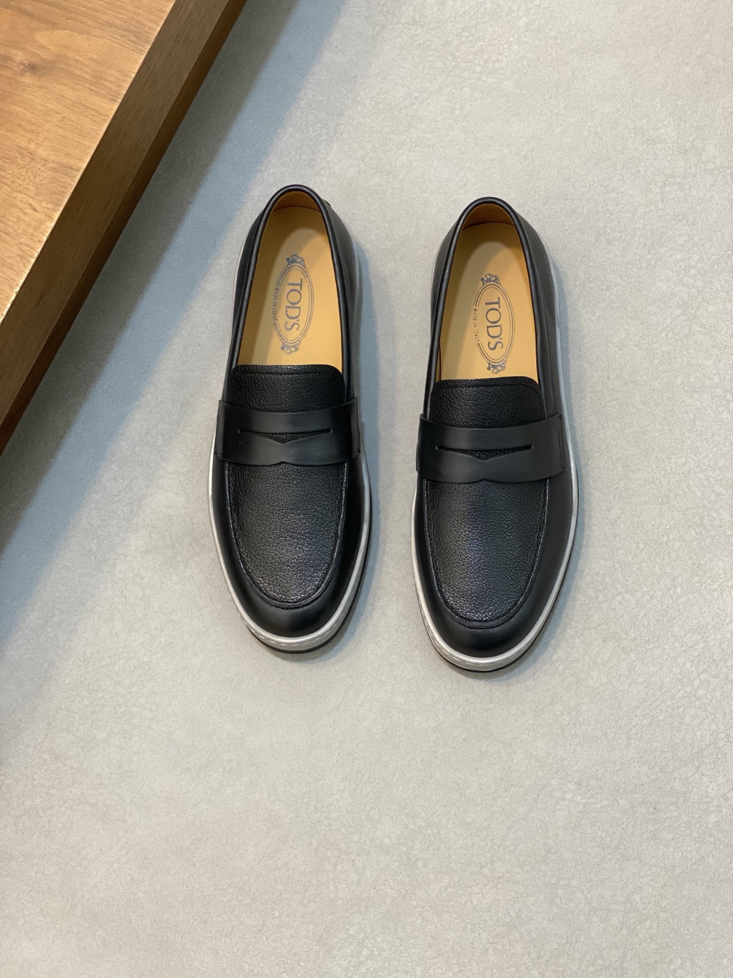 NO:222332,Brand TOD'S color original color matching 39-44 customized 45 price Material Todds men's new style foot cover casual shoes Dongguan original single quality, original cowhide with logo font, breathable and comfortable cowhide inner cowhide foot pad, extremely strong leather texture original outsole comfortable footwear Lightweight, TOD'S casual shoes, Tod's, cowhide19860909品牌TOD'S 颜色原版配色 码数39-44定做45 价格 材质托德斯男士 新款 套脚 休闲鞋 东莞 原单品质、采用原版牛皮搭配logo字体、透气舒适牛皮内里牛皮垫脚、皮质感极强原版大底 上脚舒适 轻便,TOD'S 休闲鞋,Tod's,cowhide,Men's shoes