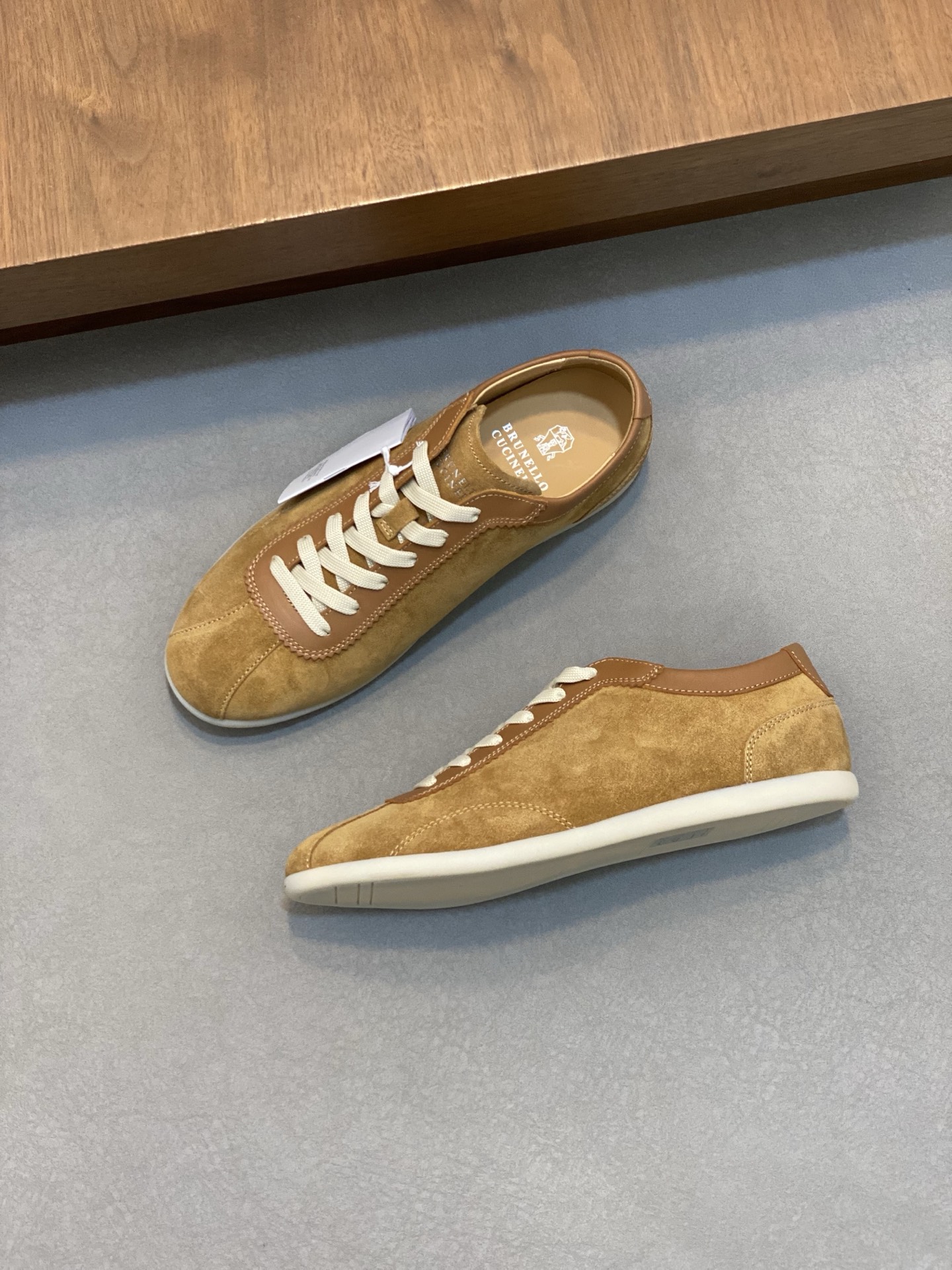Brunello Cucinelli (BC) Washed Suede Rubber-Soled Sneakers Confeccionada en ante lavado, esta zapati
