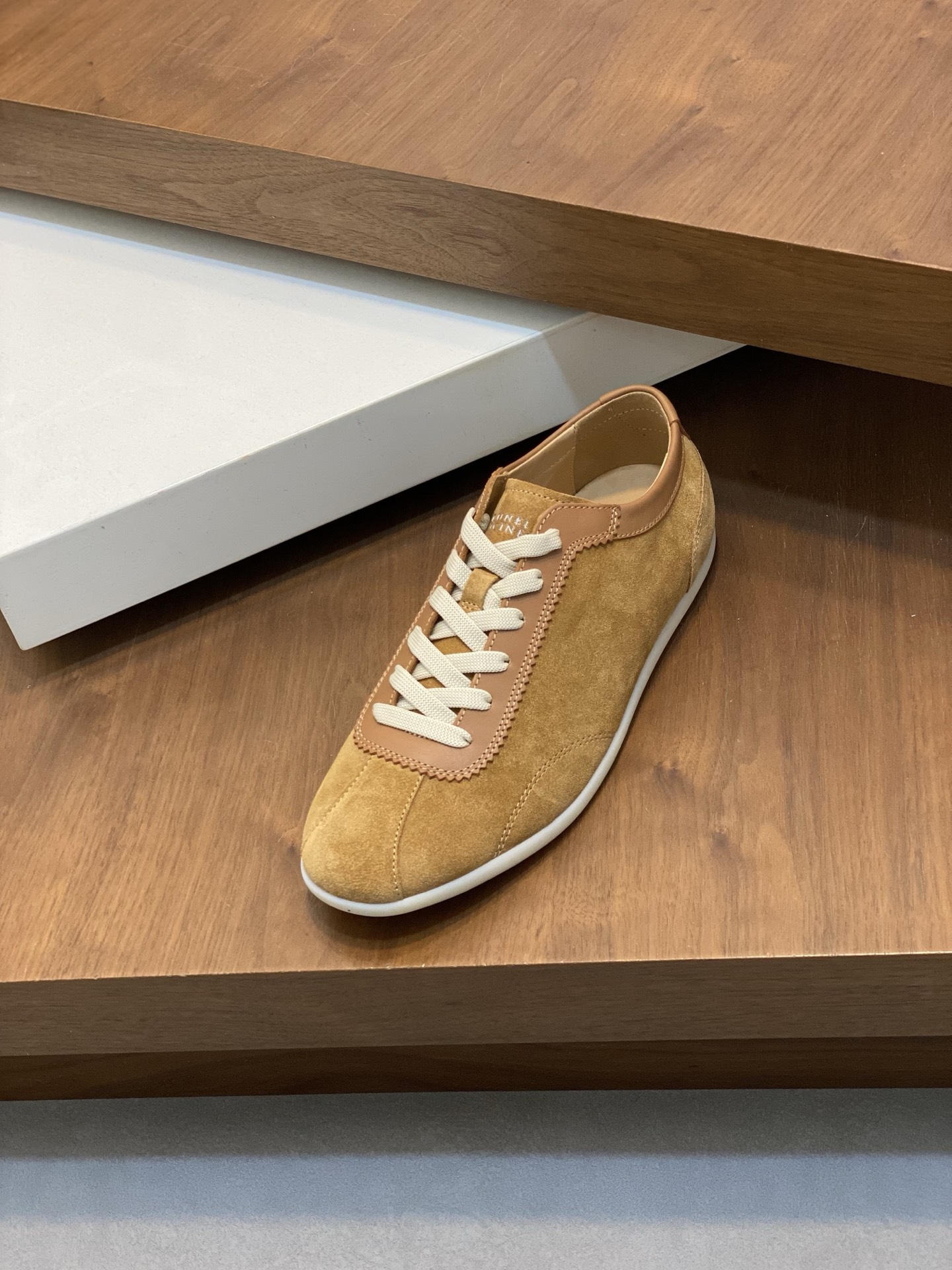 Brunello Cucinelli (BC) Washed Suede Rubber-Soled Sneakers Confeccionada en ante lavado, esta zapati