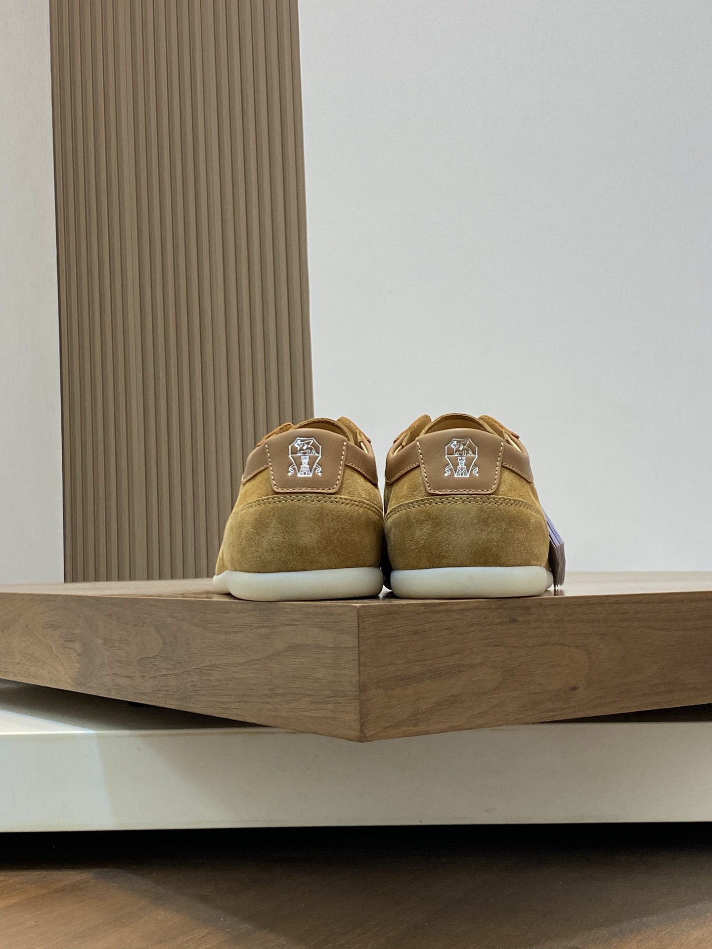 Brunello Cucinelli (BC) Washed Suede Rubber-Soled Sneakers Confeccionada en ante lavado, esta zapati
