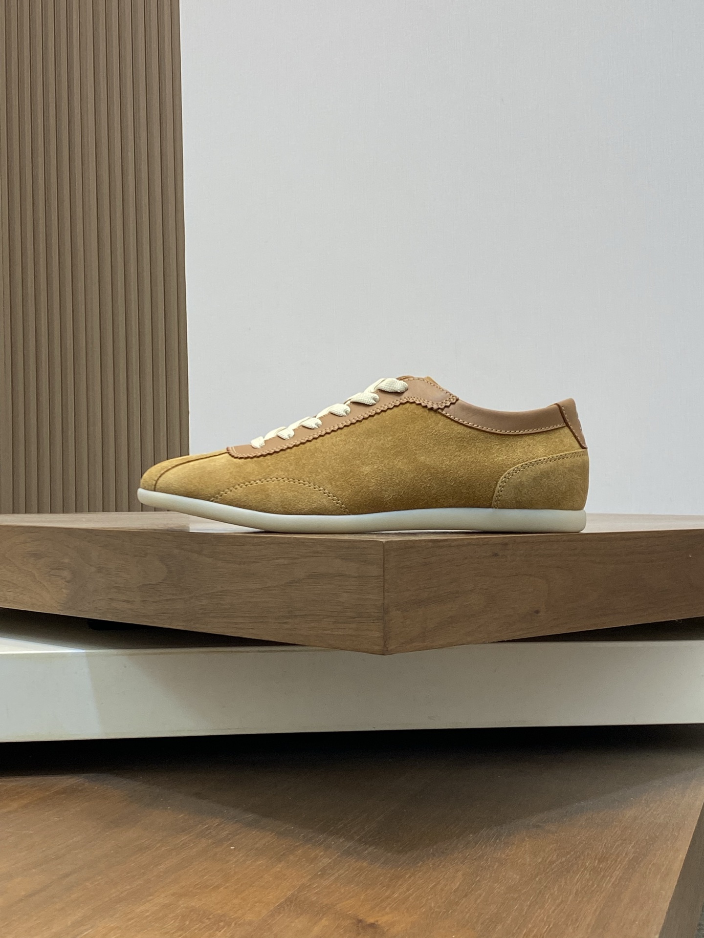 Brunello Cucinelli (BC) Washed Suede Rubber-Soled Sneakers Confeccionada en ante lavado, esta zapati
