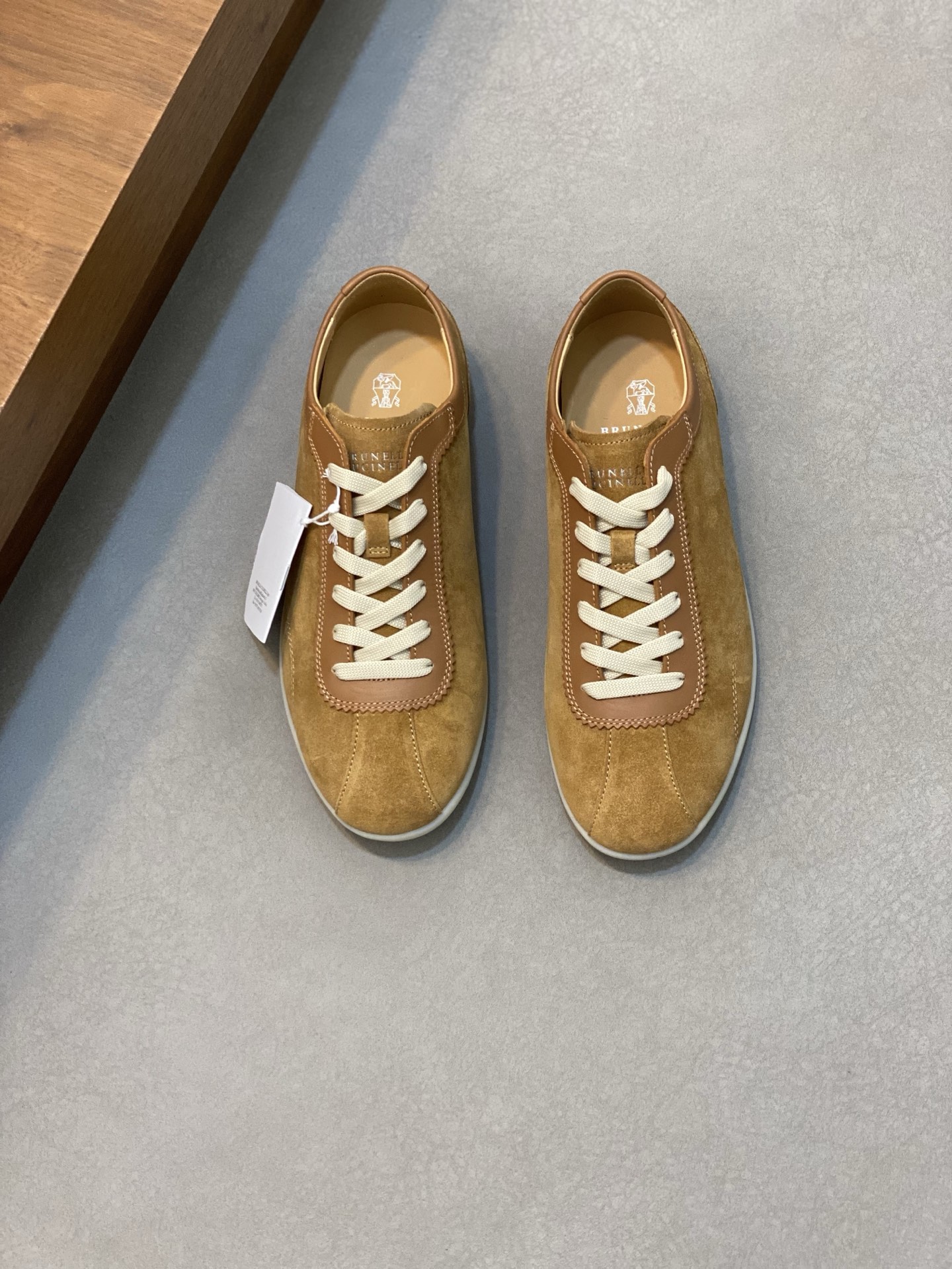 Brunello Cucinelli (BC) Washed Suede Rubber-Soled Sneakers Confeccionada en ante lavado, esta zapati