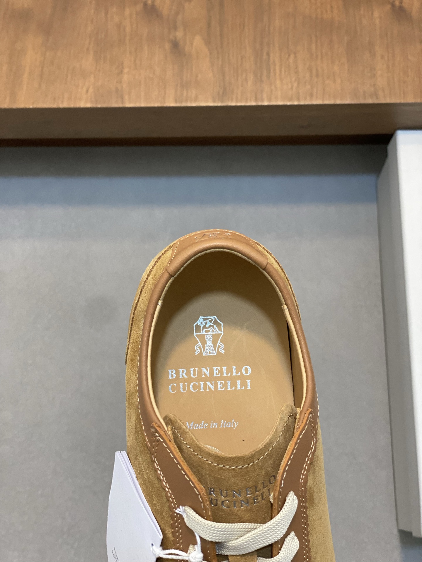 Brunello Cucinelli (BC) Washed Suede Rubber-Soled Sneakers Confeccionada en ante lavado, esta zapati