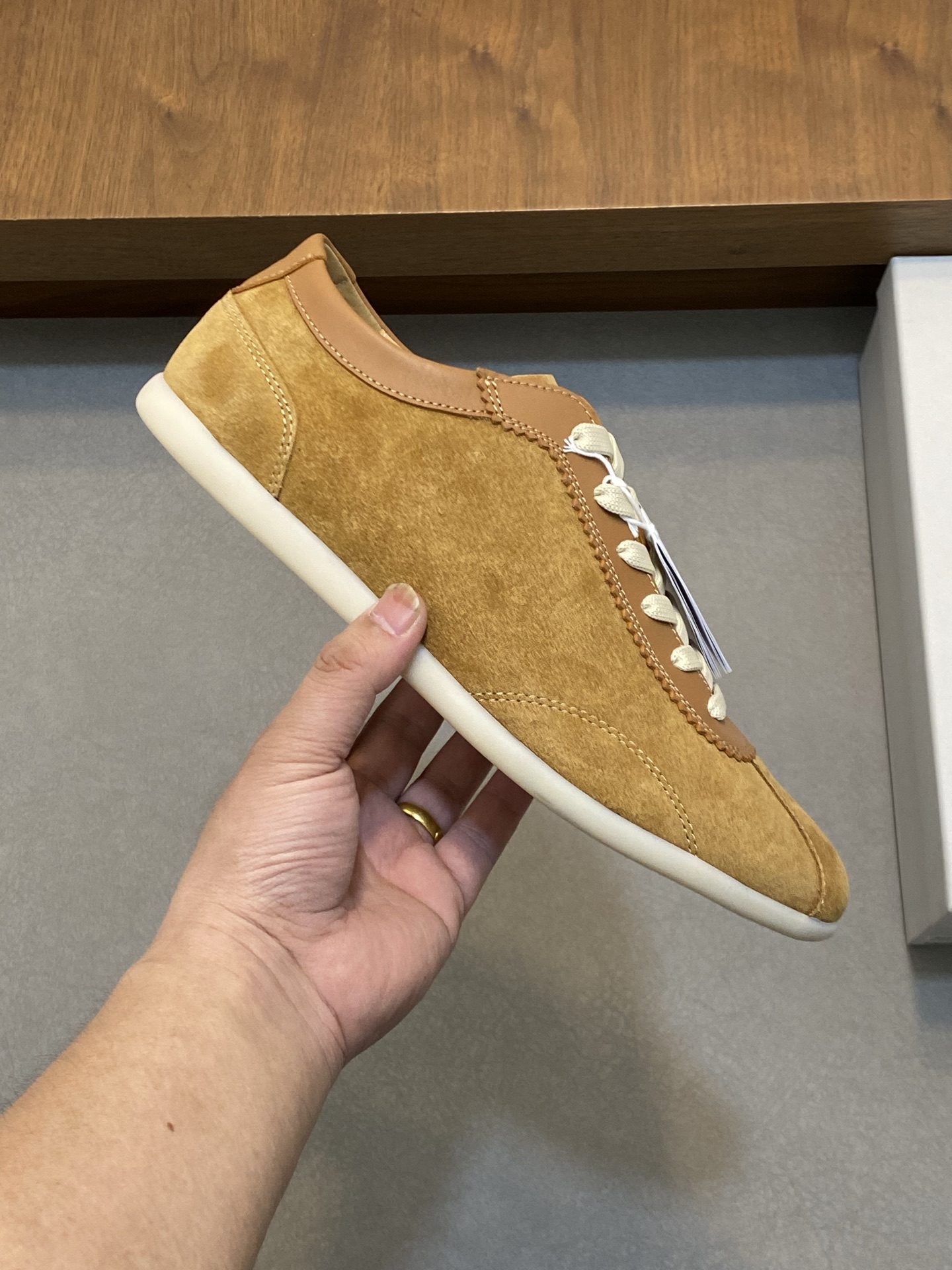 Brunello Cucinelli (BC) Washed Suede Rubber-Soled Sneakers Confeccionada en ante lavado, esta zapati