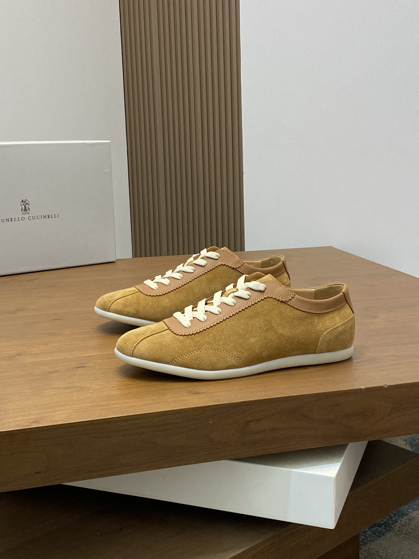 Brunello Cucinelli (BC) Washed Suede Rubber-Soled Sneakers Confeccionada en ante lavado, esta zapati