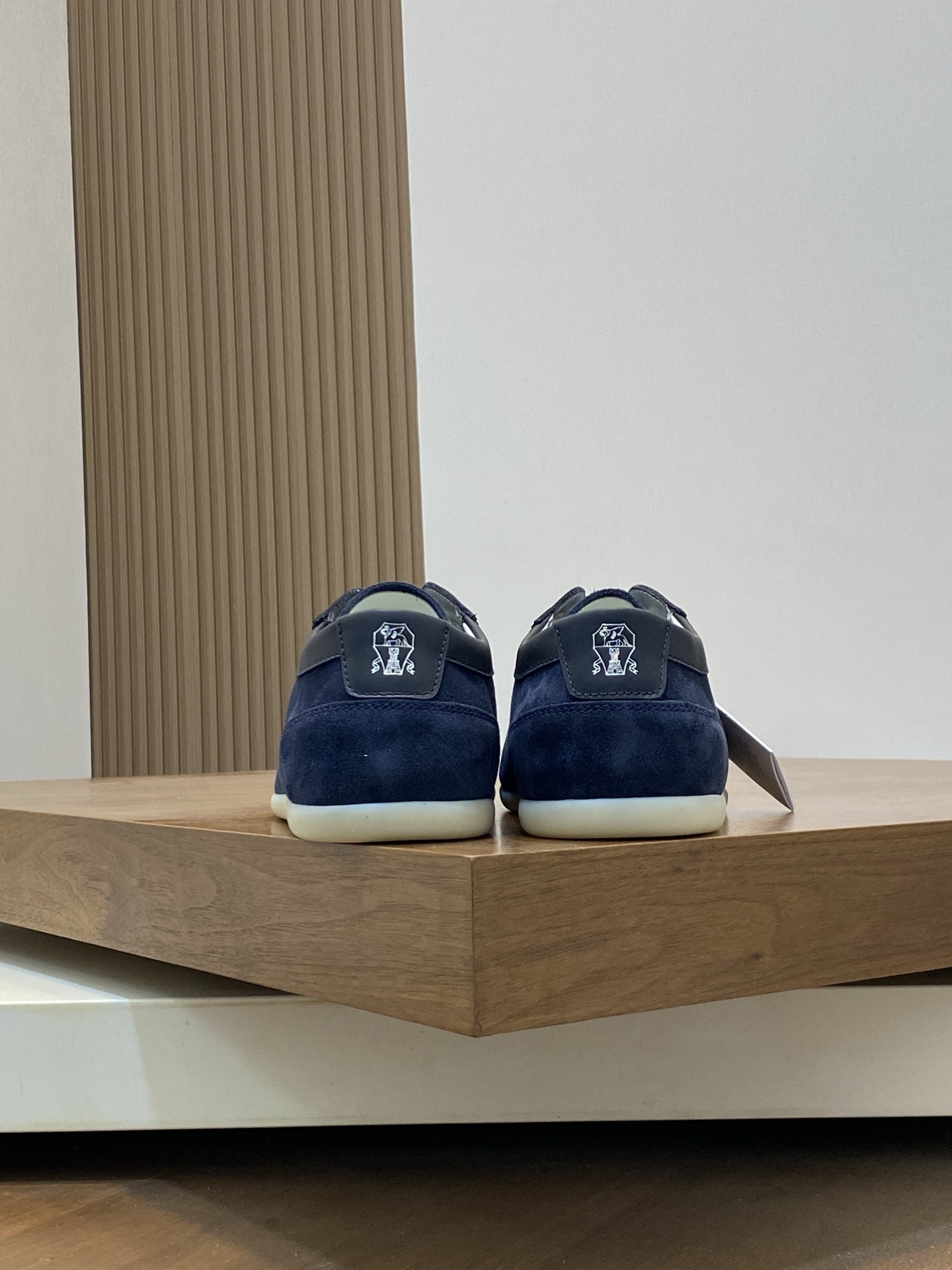 Brunello Cucinelli (BC) Washed Suede Rubber-Soled Sneakers Confeccionada en ante lavado, esta zapati