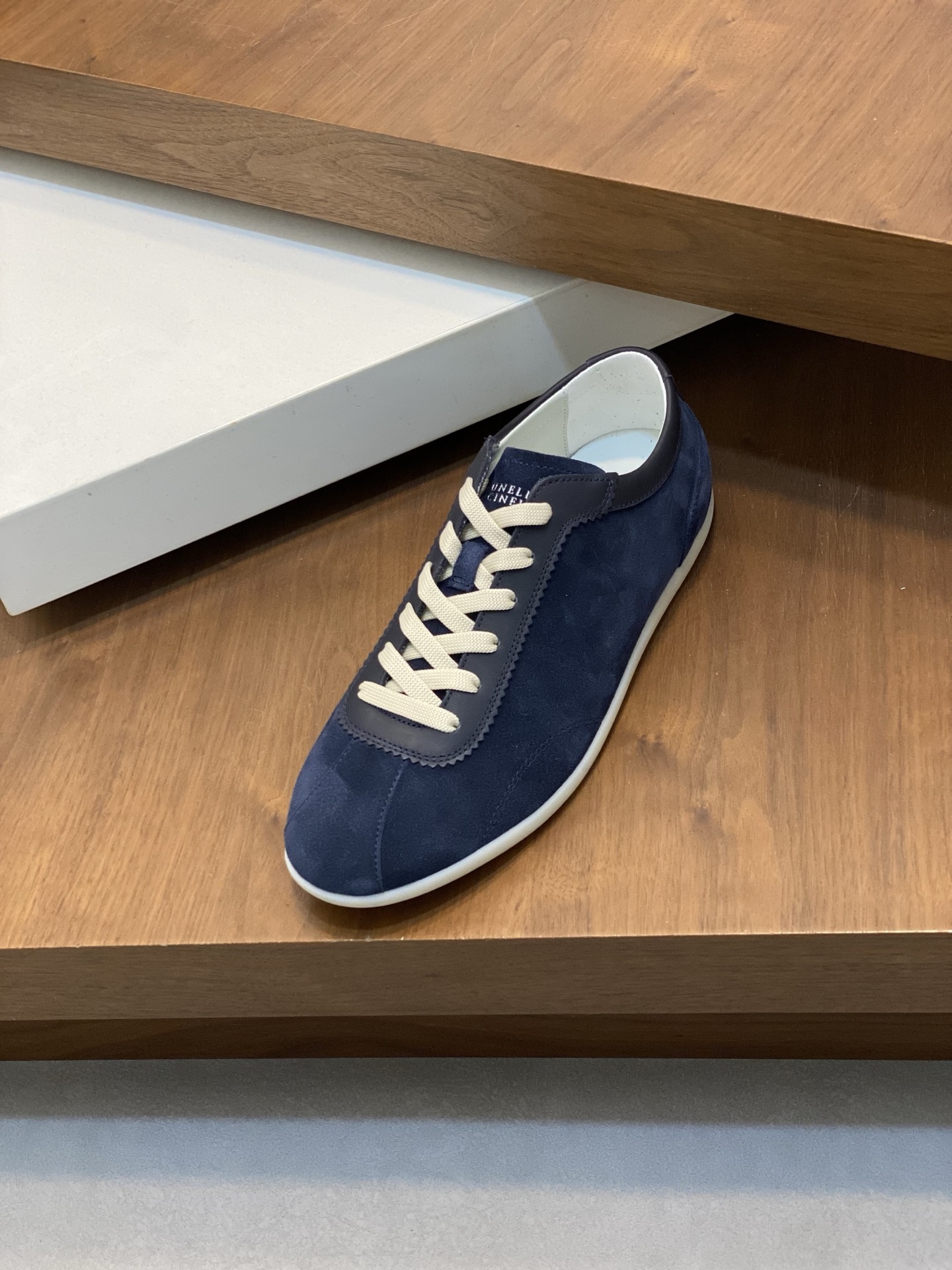 Brunello Cucinelli (BC) Washed Suede Rubber-Soled Sneakers Confeccionada en ante lavado, esta zapati