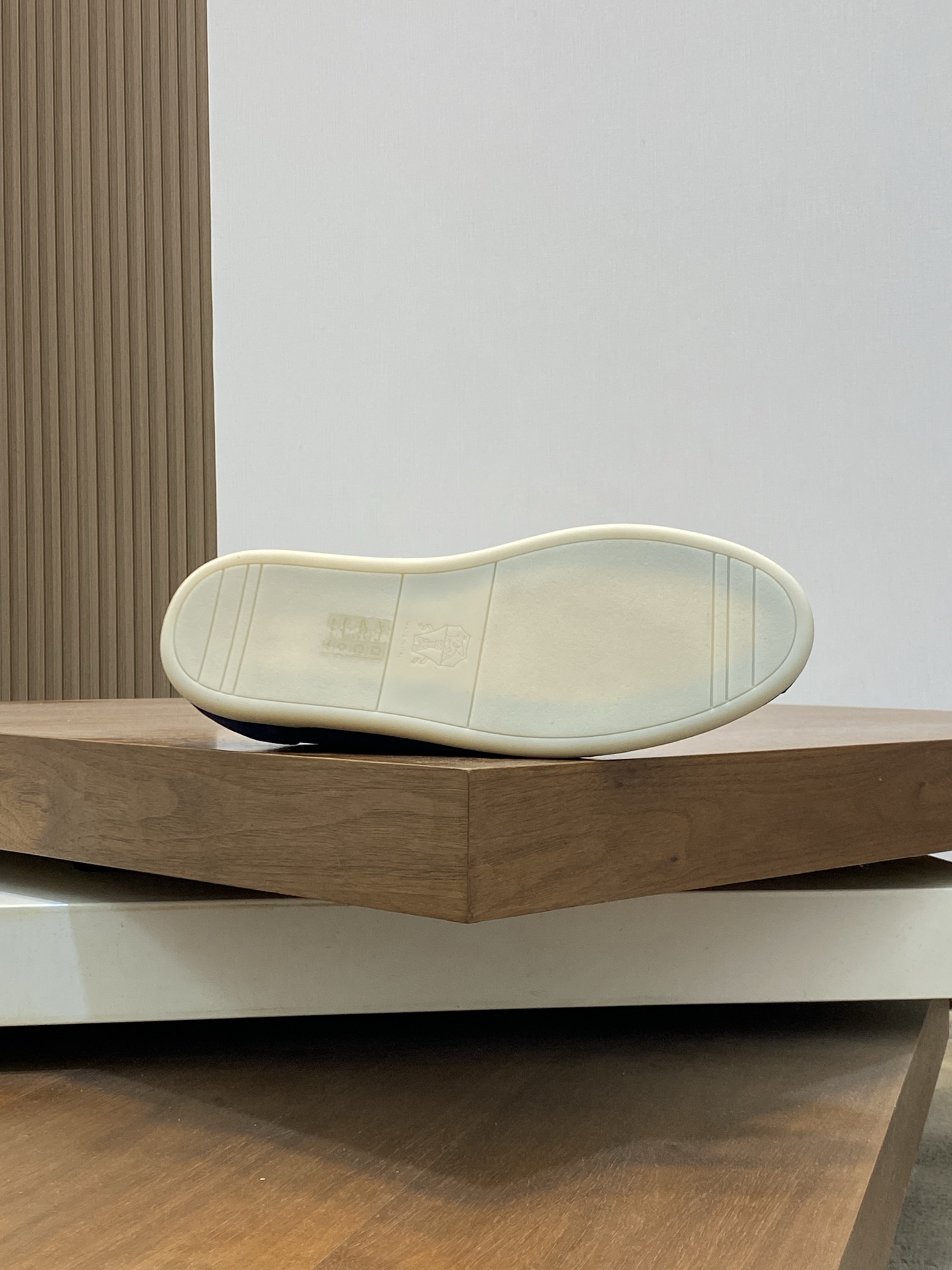 Brunello Cucinelli (BC) Washed Suede Rubber-Soled Sneakers Confeccionada en ante lavado, esta zapati