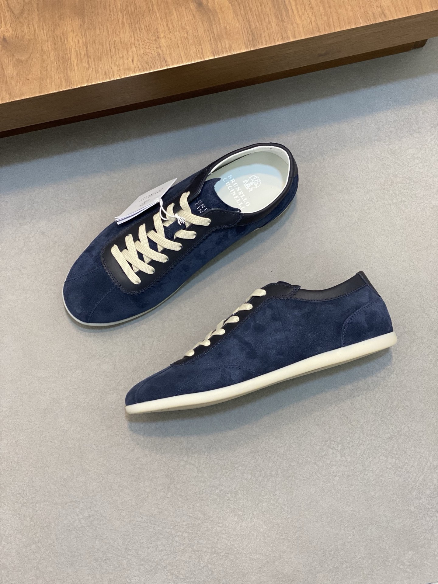 Brunello Cucinelli (BC) Washed Suede Rubber-Soled Sneakers Confeccionada en ante lavado, esta zapati