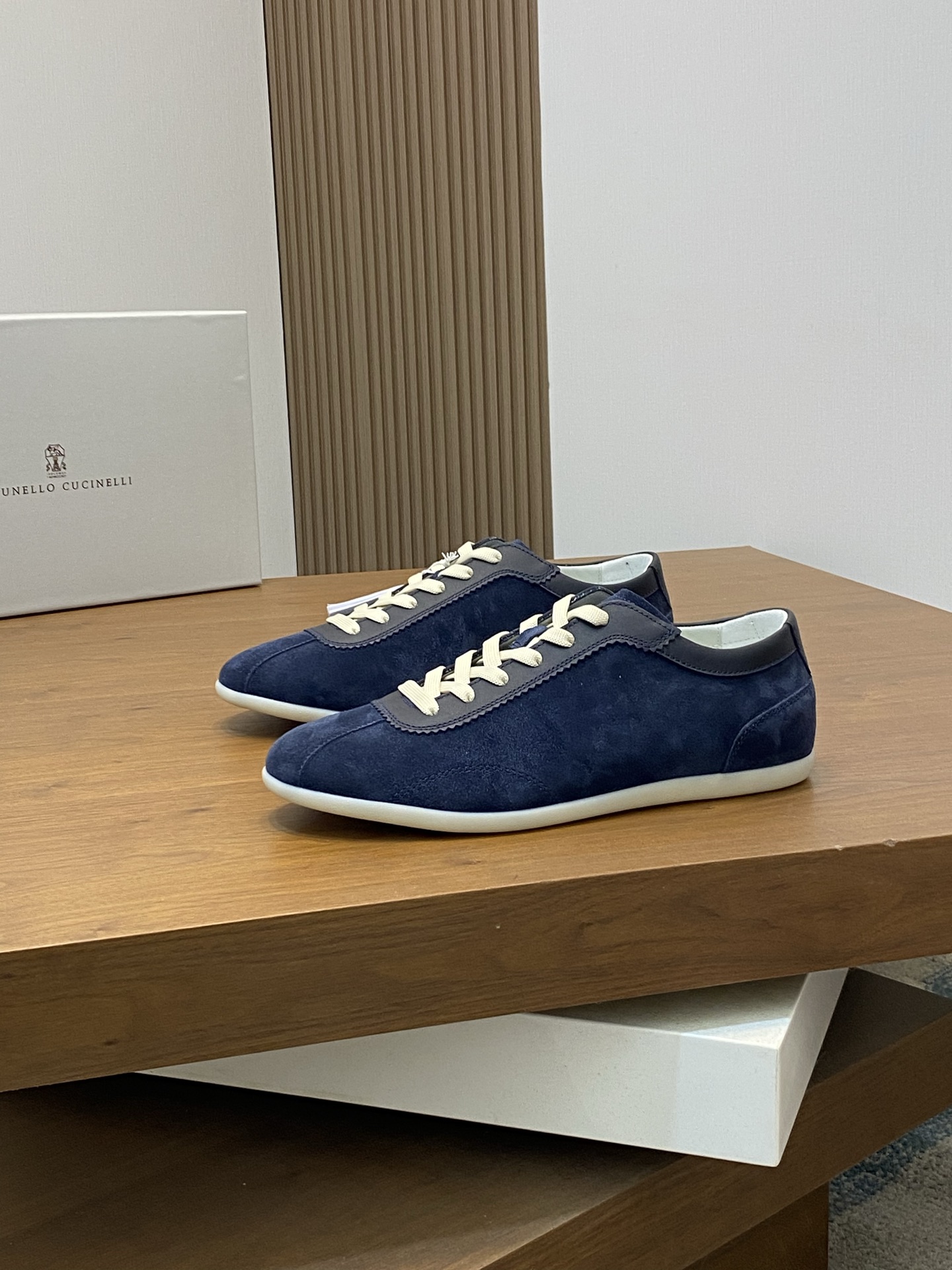 Brunello Cucinelli (BC) Washed Suede Rubber-Soled Sneakers Confeccionada en ante lavado, esta zapati
