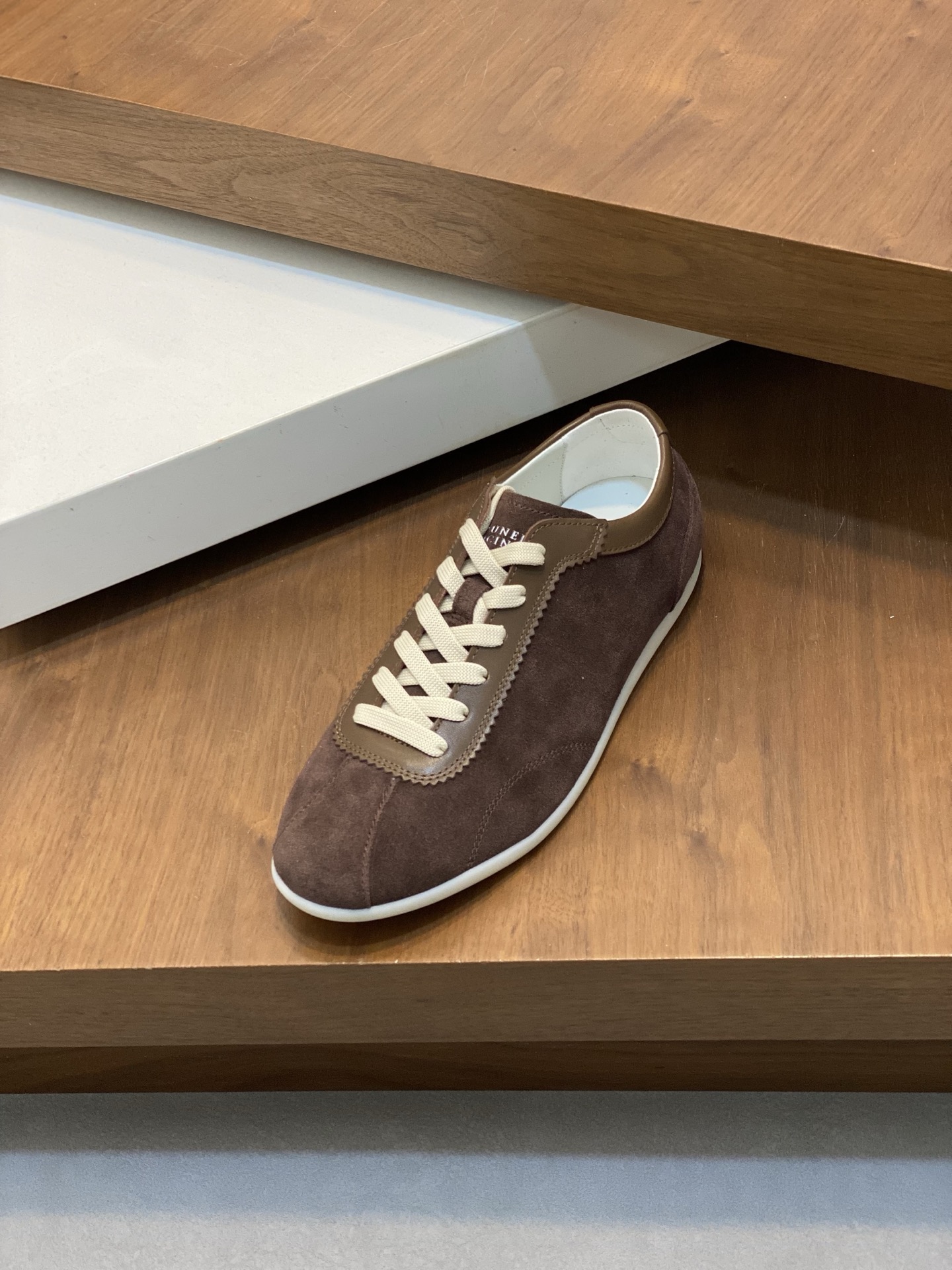 Brunello Cucinelli (BC) Washed Suede Rubber-Soled Sneakers Confeccionada en ante lavado, esta zapati