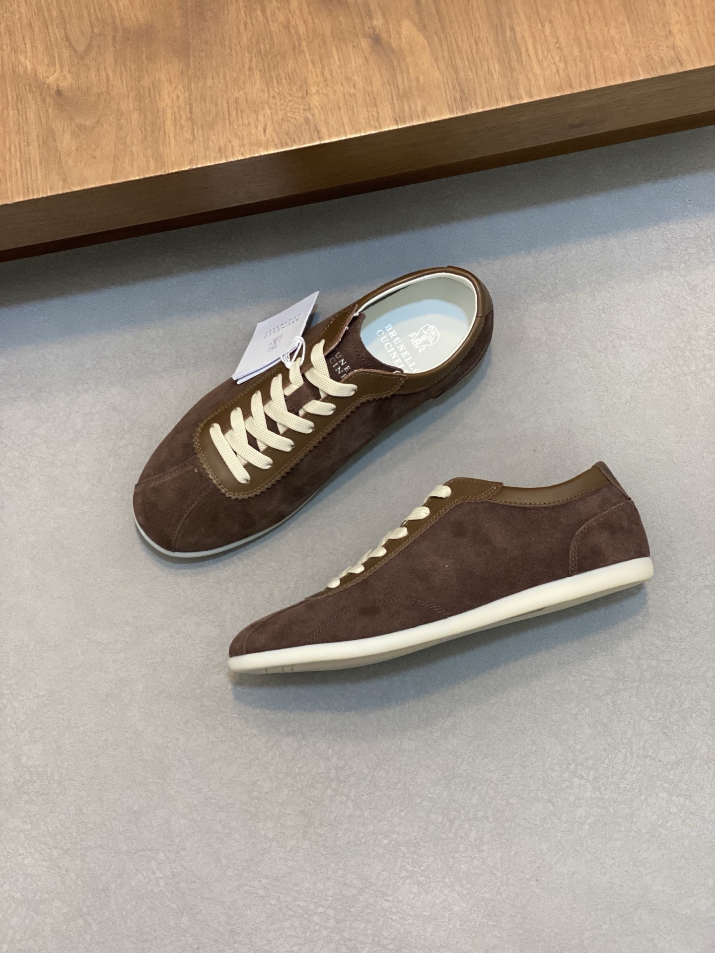 Brunello Cucinelli (BC) Washed Suede Rubber-Soled Sneakers Confeccionada en ante lavado, esta zapati