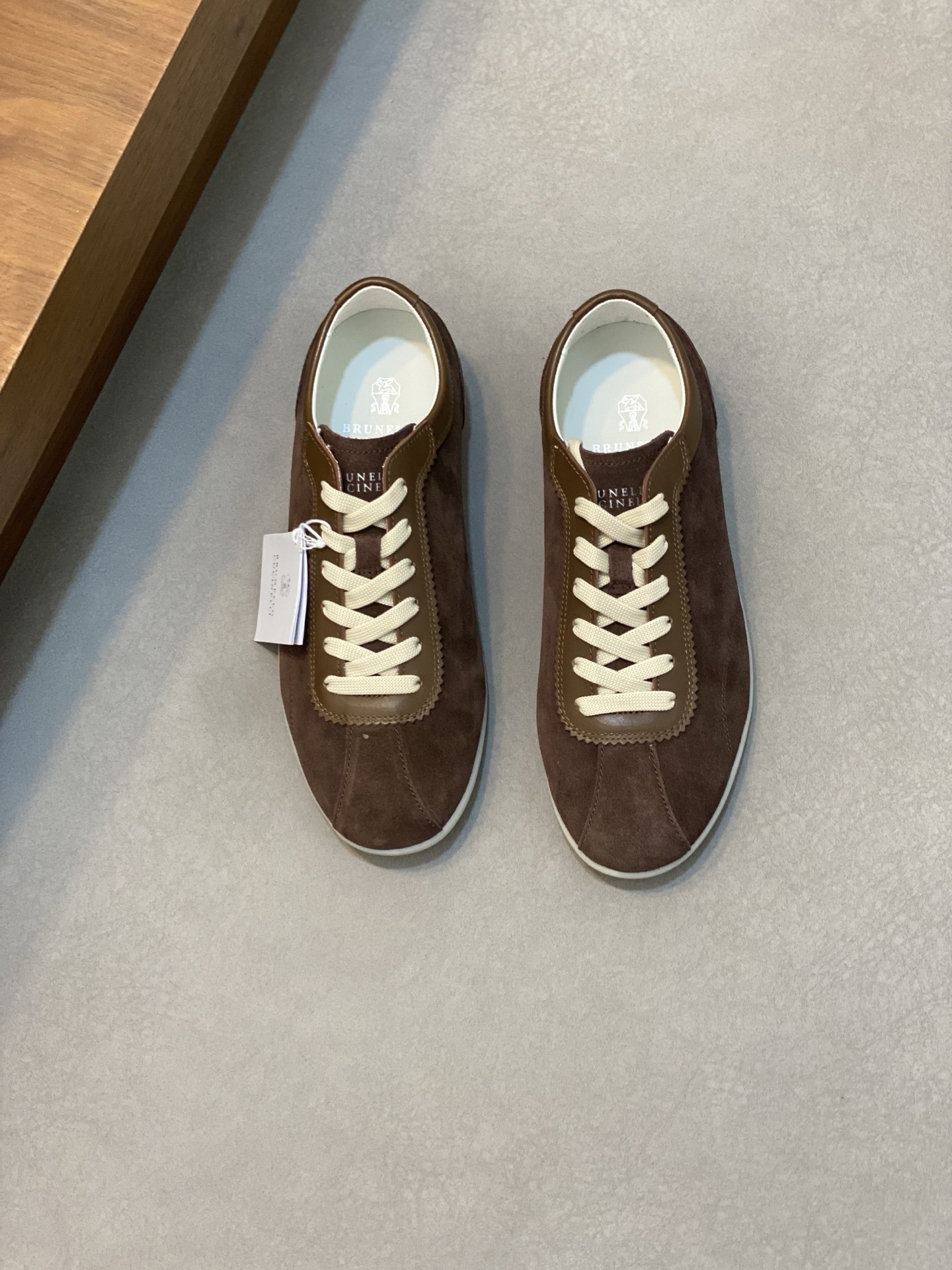Brunello Cucinelli (BC) Washed Suede Rubber-Soled Sneakers Confeccionada en ante lavado, esta zapati