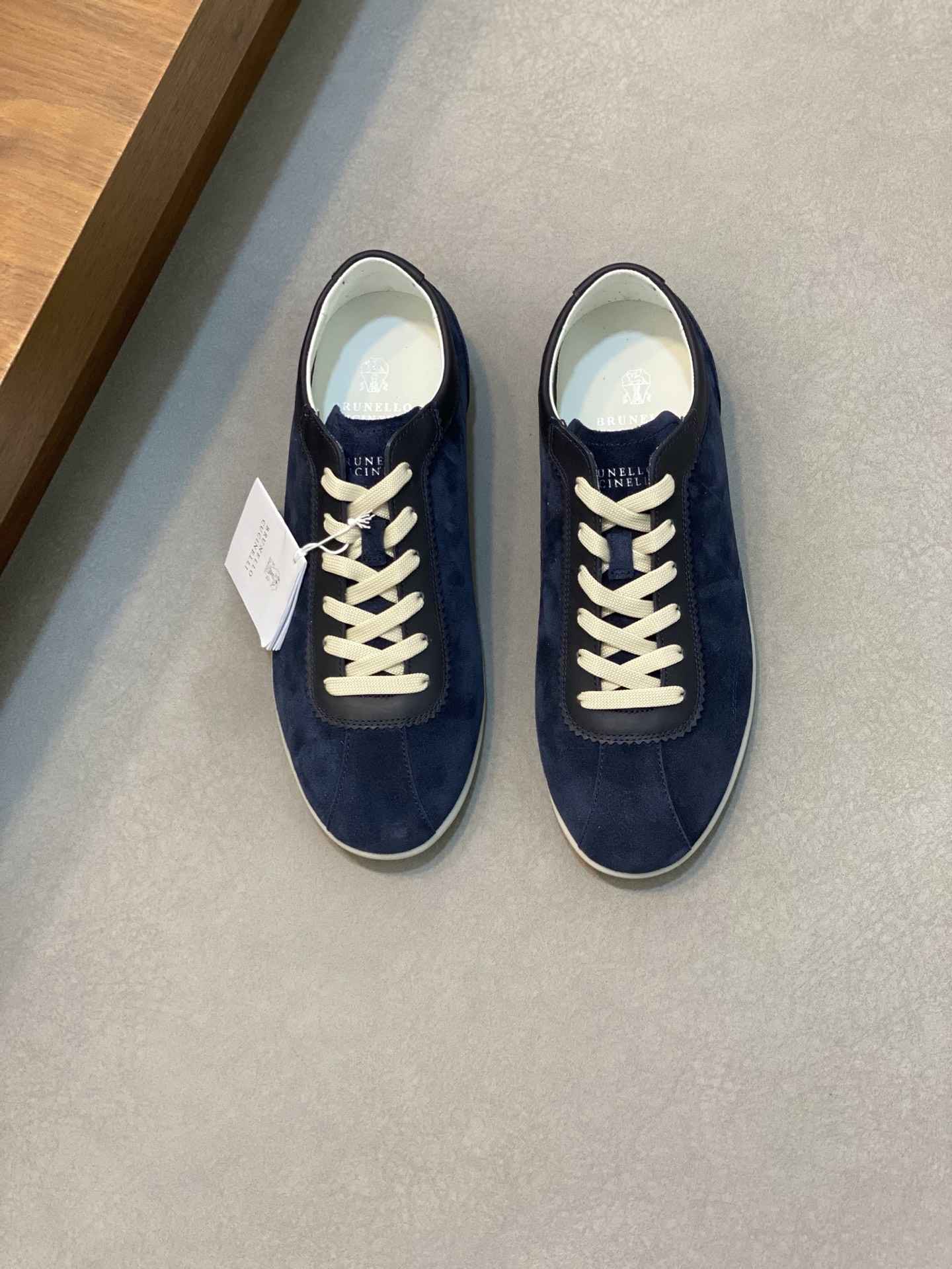 Brunello Cucinelli (BC) Washed Suede Rubber-Soled Sneakers Confeccionada en ante lavado, esta zapati