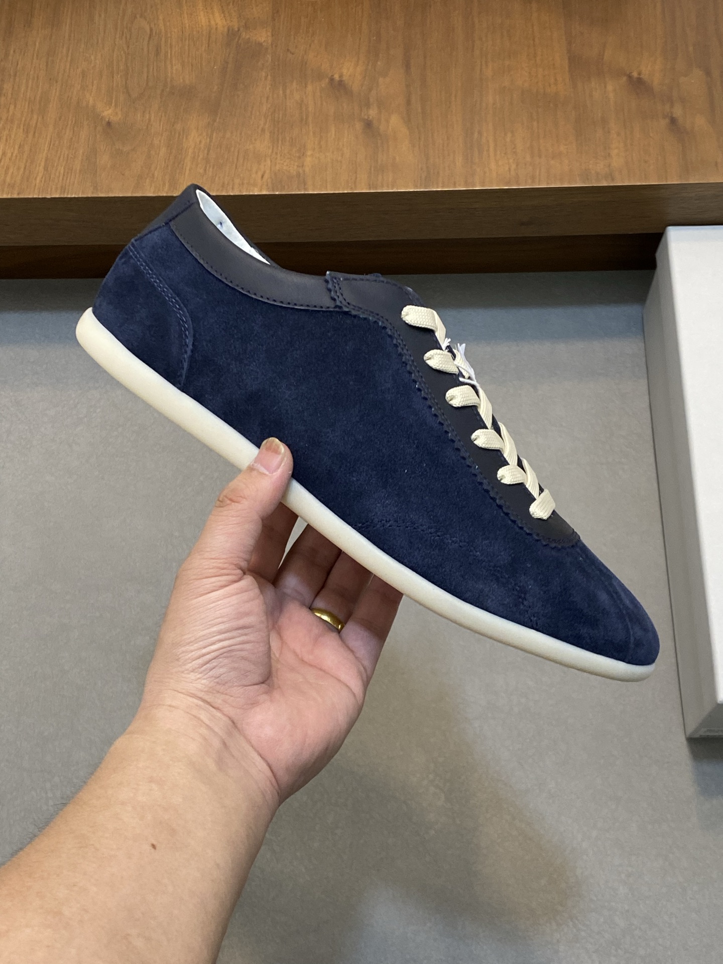 Brunello Cucinelli (BC) Washed Suede Rubber-Soled Sneakers Confeccionada en ante lavado, esta zapati