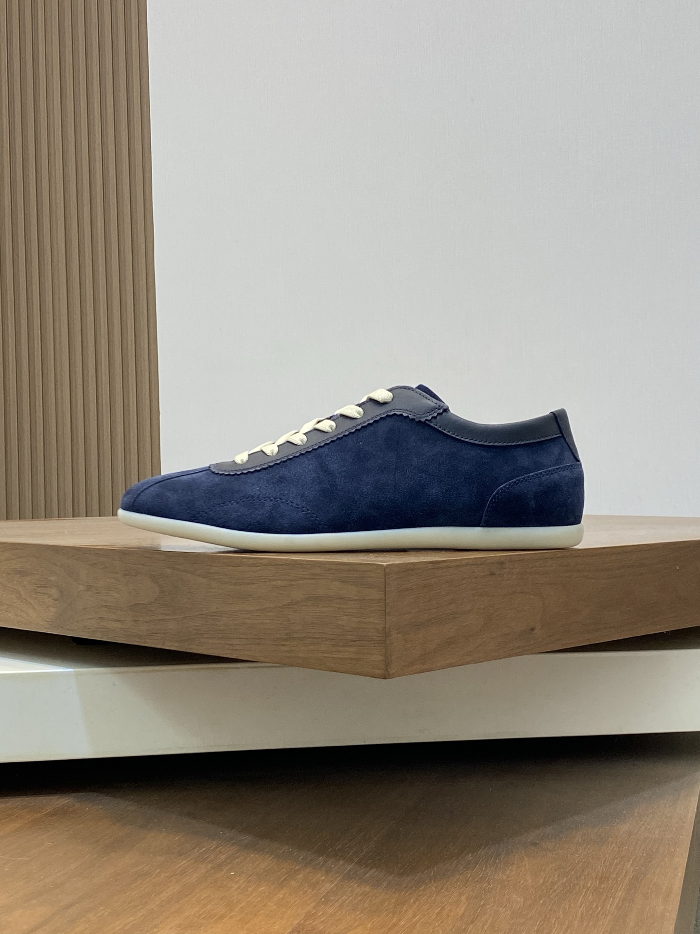 Brunello Cucinelli (BC) Washed Suede Rubber-Soled Sneakers Confeccionada en ante lavado, esta zapati