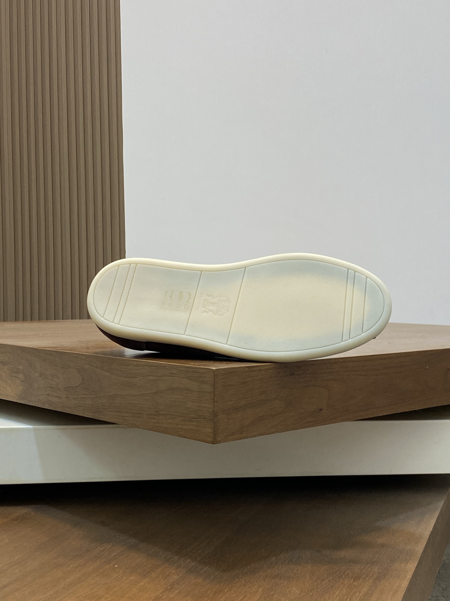 Brunello Cucinelli (BC) Washed Suede Rubber-Soled Sneakers Confeccionada en ante lavado, esta zapati