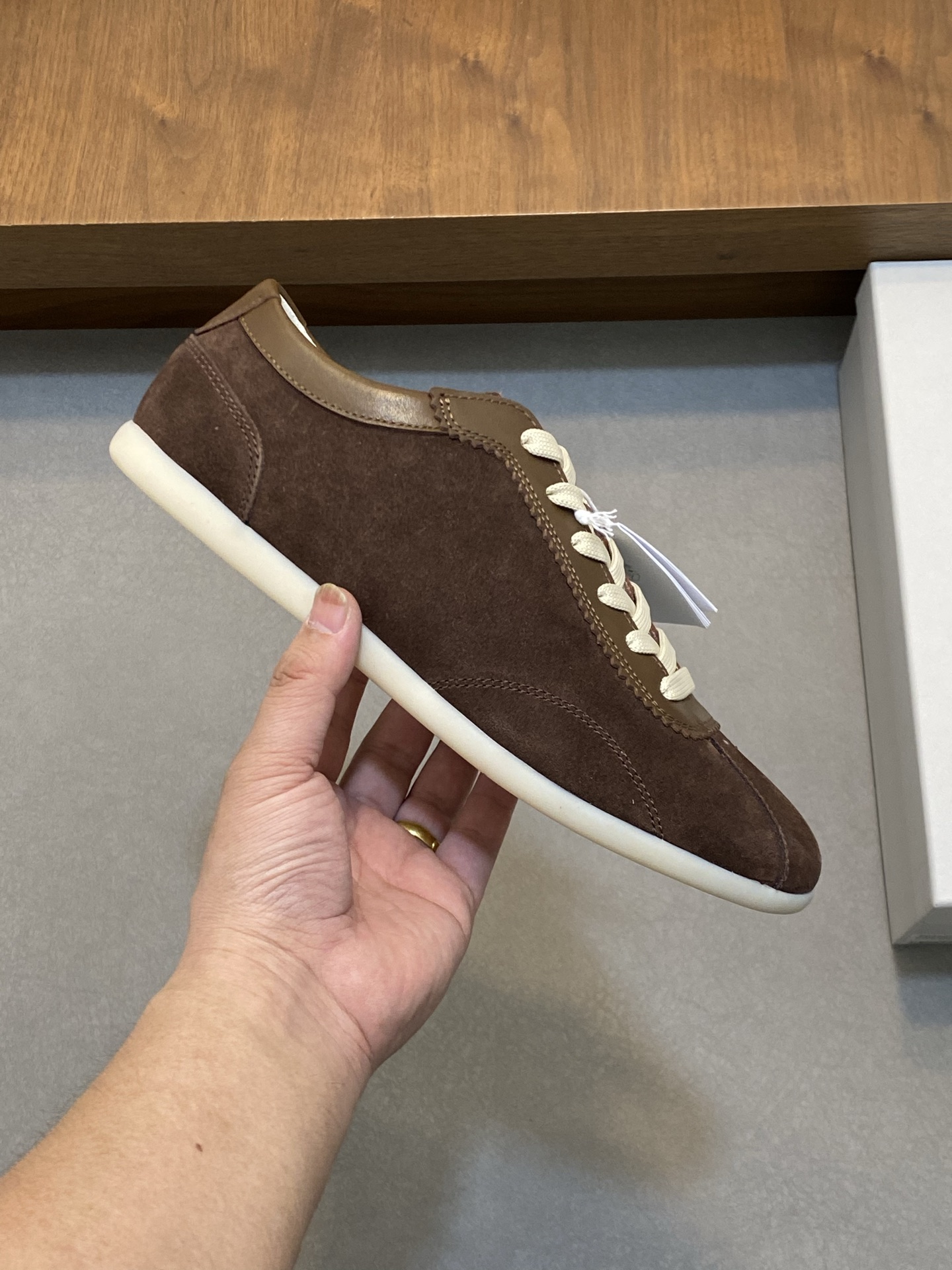 Brunello Cucinelli (BC) Washed Suede Rubber-Soled Sneakers Confeccionada en ante lavado, esta zapati