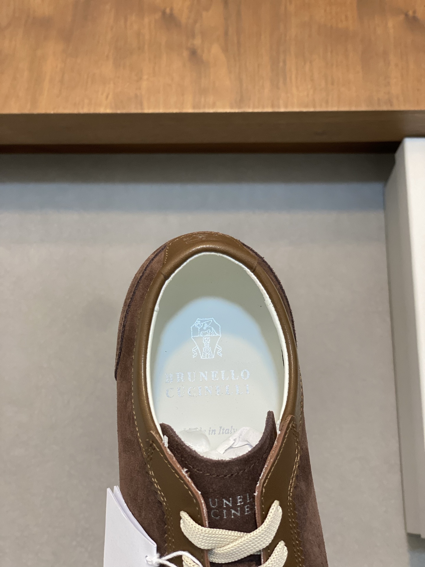 Brunello Cucinelli (BC) Washed Suede Rubber-Soled Sneakers Confeccionada en ante lavado, esta zapati
