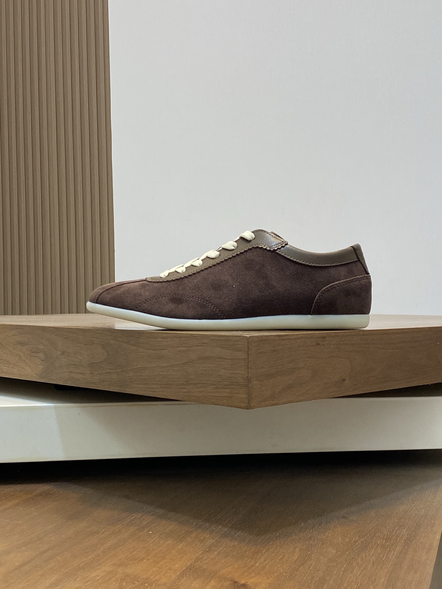 Brunello Cucinelli (BC) Washed Suede Rubber-Soled Sneakers Confeccionada en ante lavado, esta zapati