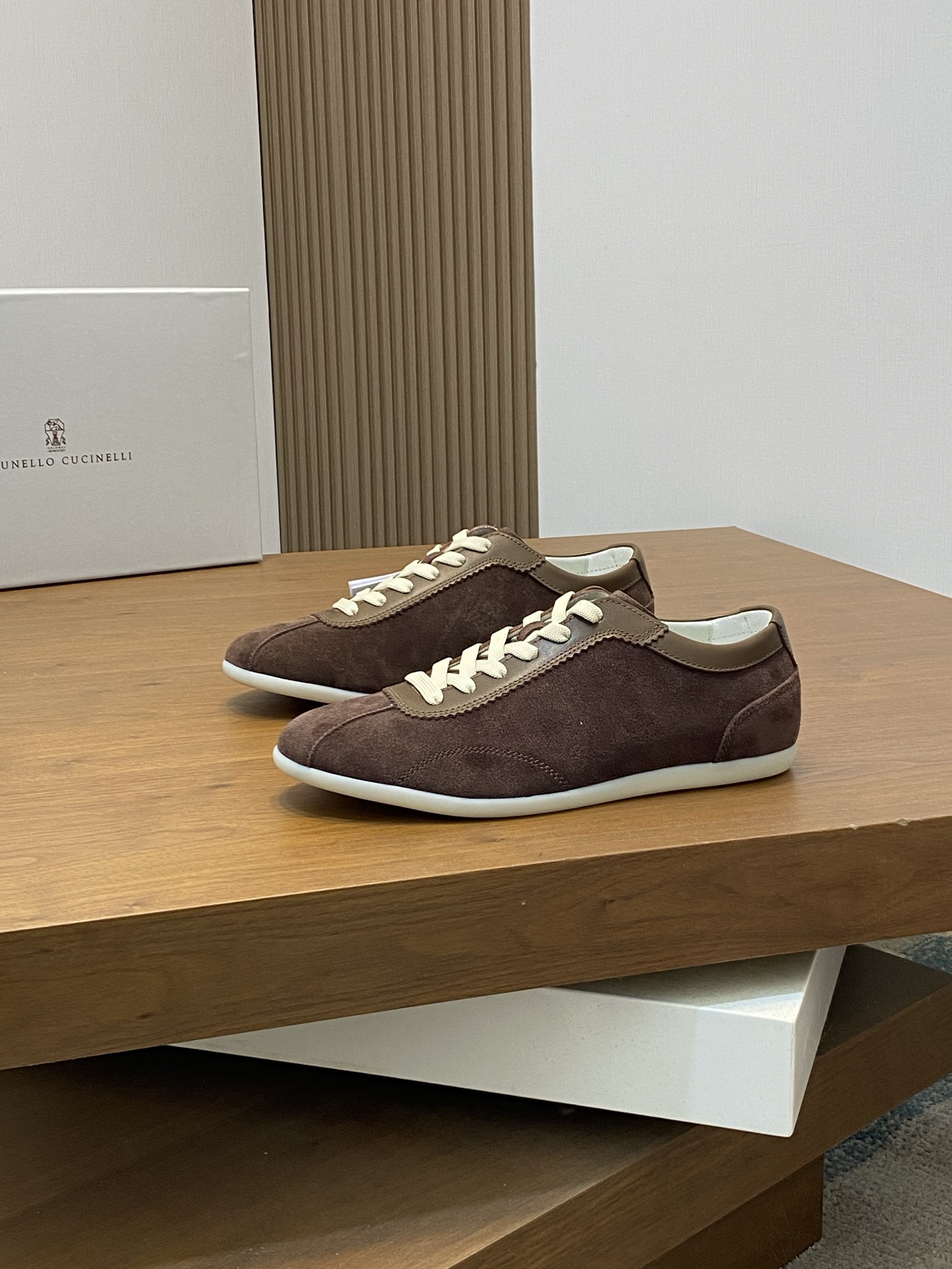Brunello Cucinelli (BC) Washed Suede Rubber-Soled Sneakers Confeccionada en ante lavado, esta zapati
