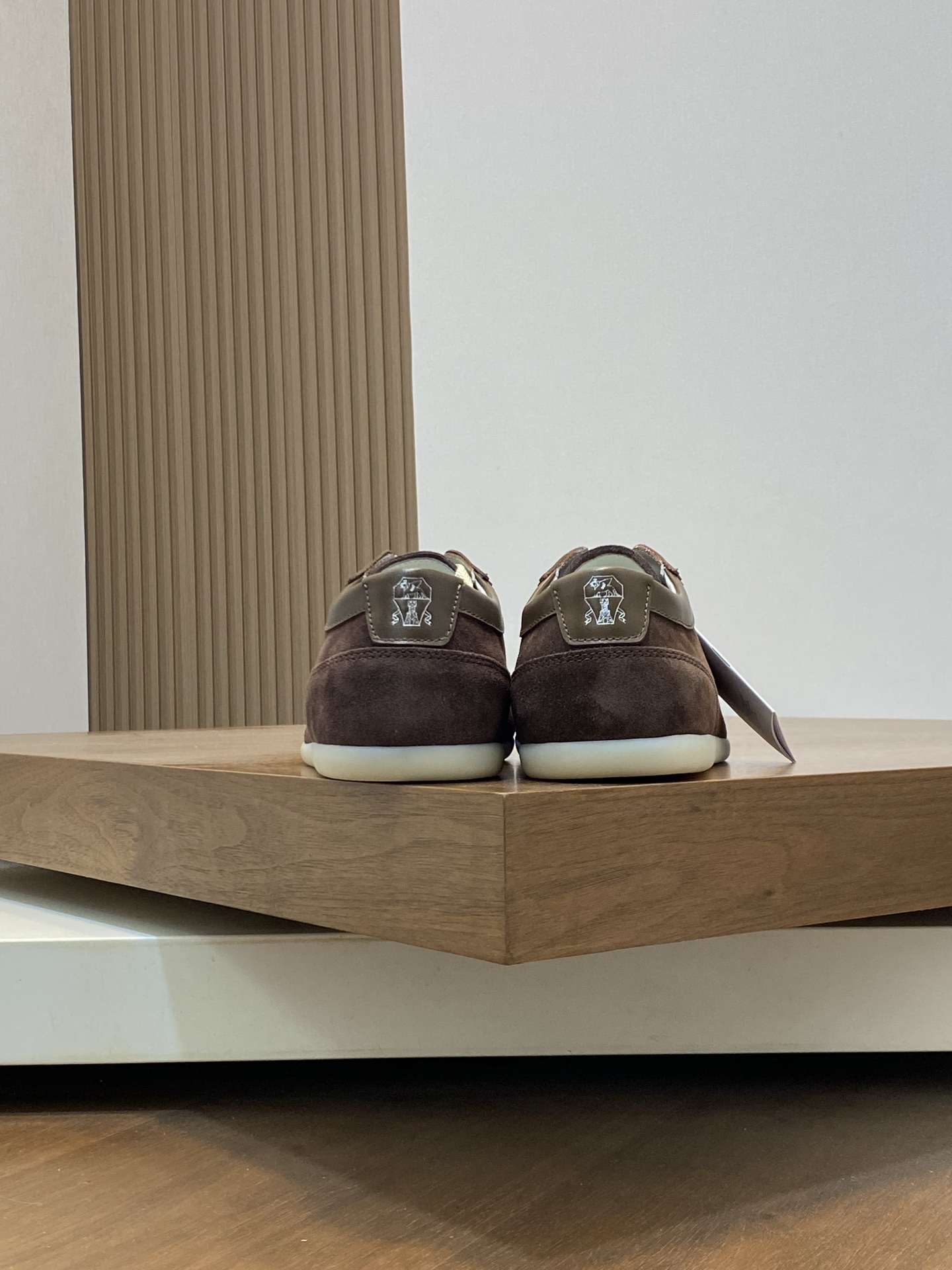 Brunello Cucinelli (BC) Washed Suede Rubber-Soled Sneakers Confeccionada en ante lavado, esta zapati
