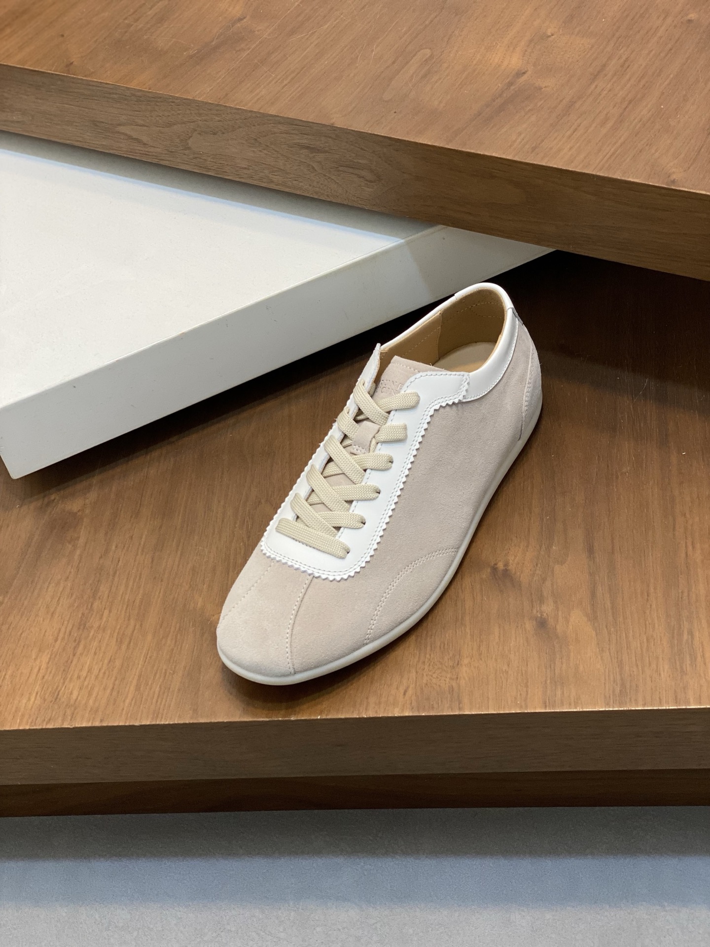 Brunello Cucinelli (BC) Washed Suede Rubber-Soled Sneakers Confeccionada en ante lavado, esta zapati