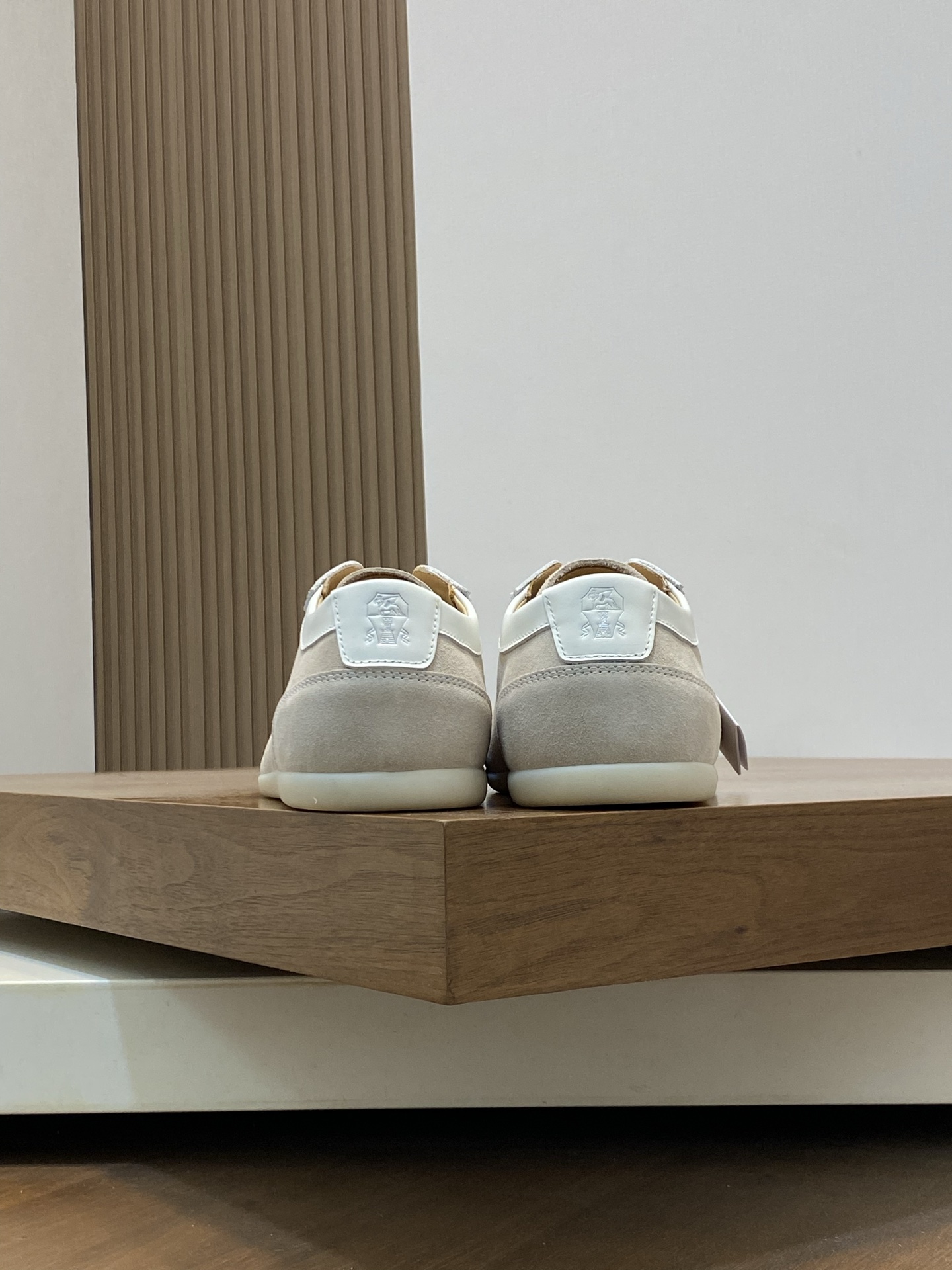Brunello Cucinelli (BC) Washed Suede Rubber-Soled Sneakers Confeccionada en ante lavado, esta zapati