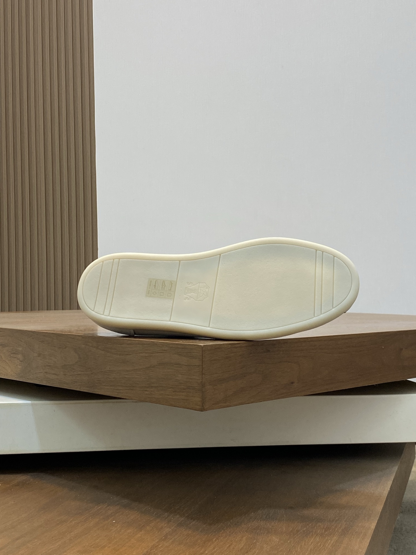 Brunello Cucinelli (BC) Washed Suede Rubber-Soled Sneakers Confeccionada en ante lavado, esta zapati