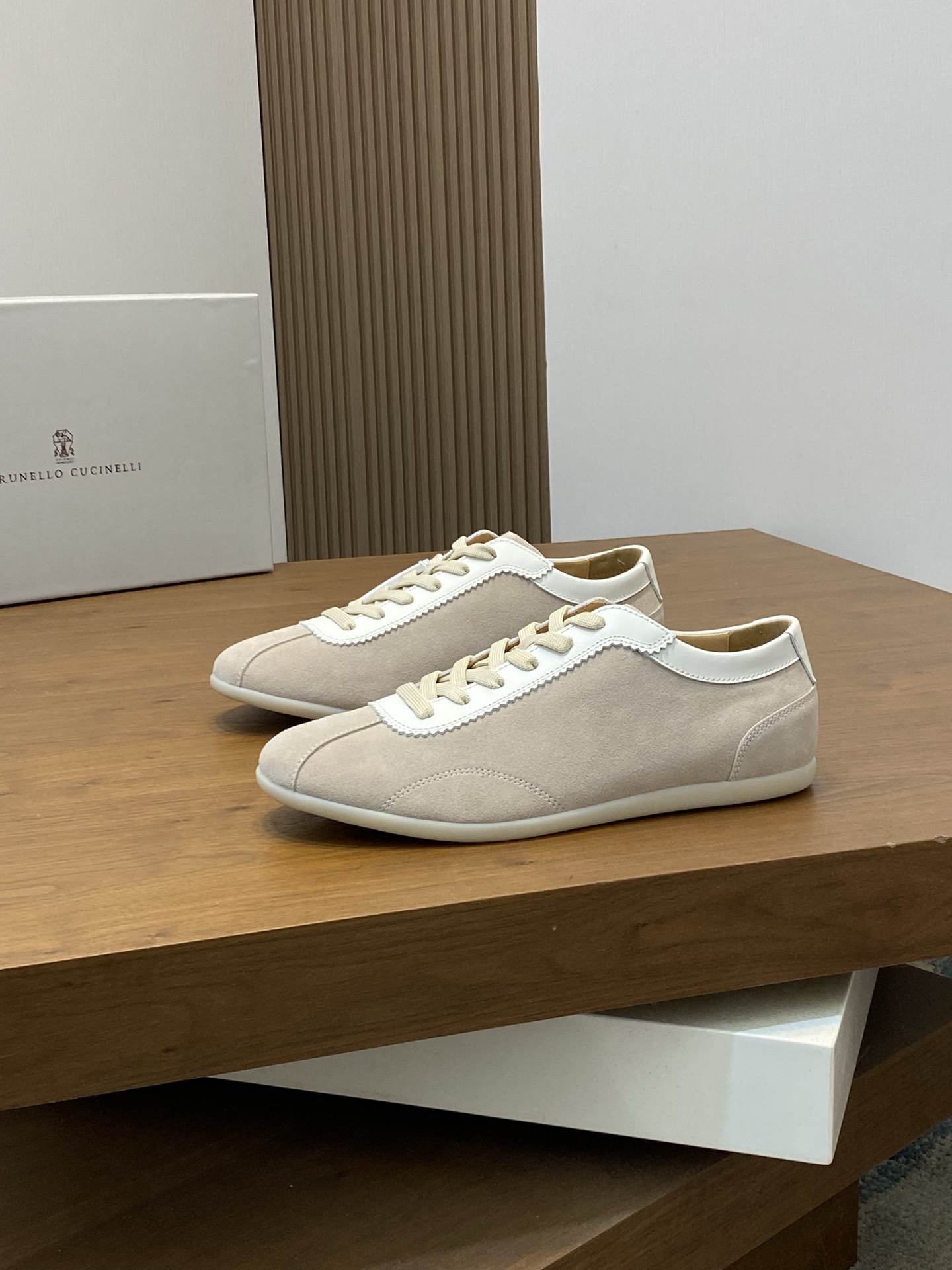 Brunello Cucinelli (BC) Washed Suede Rubber-Soled Sneakers Confeccionada en ante lavado, esta zapati