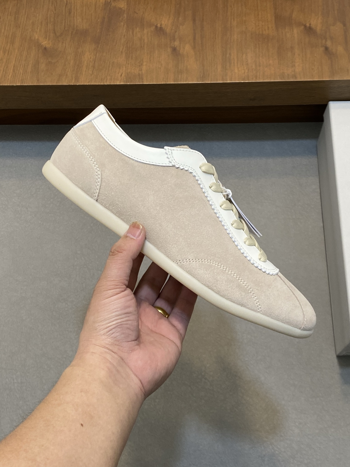 Brunello Cucinelli (BC) Washed Suede Rubber-Soled Sneakers Confeccionada en ante lavado, esta zapati