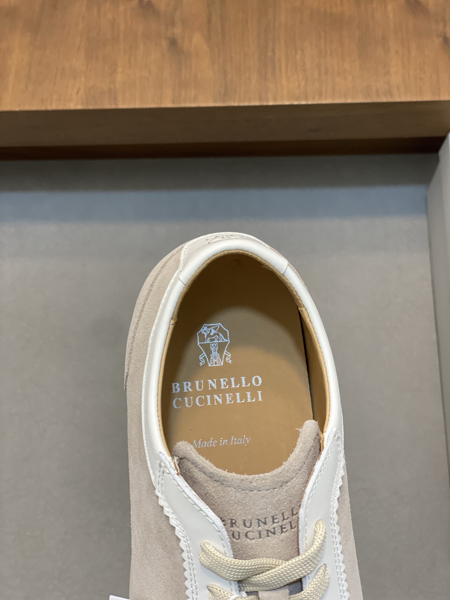 Brunello Cucinelli (BC) Washed Suede Rubber-Soled Sneakers Confeccionada en ante lavado, esta zapati