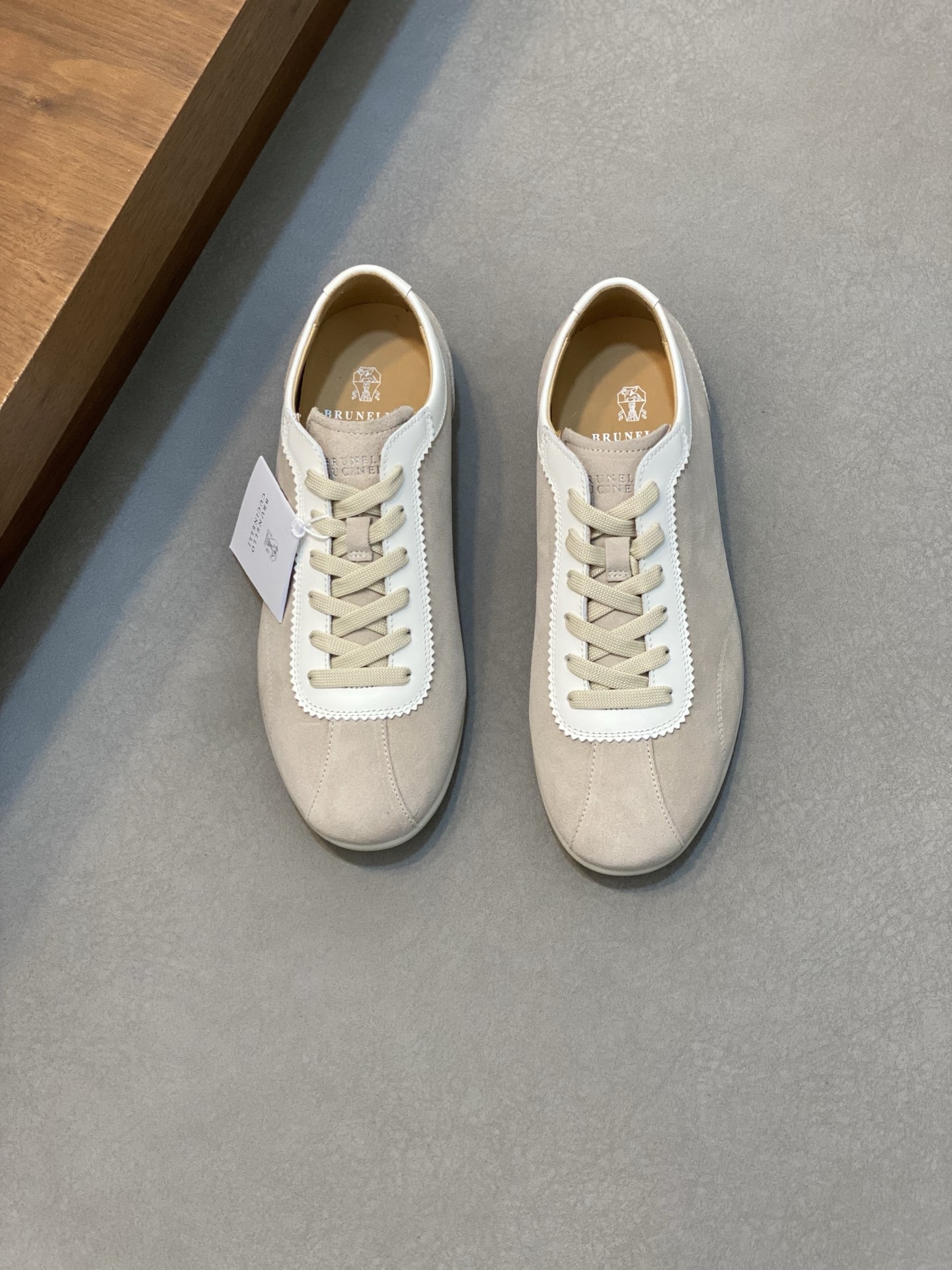 Brunello Cucinelli (BC) Washed Suede Rubber-Soled Sneakers Confeccionada en ante lavado, esta zapati