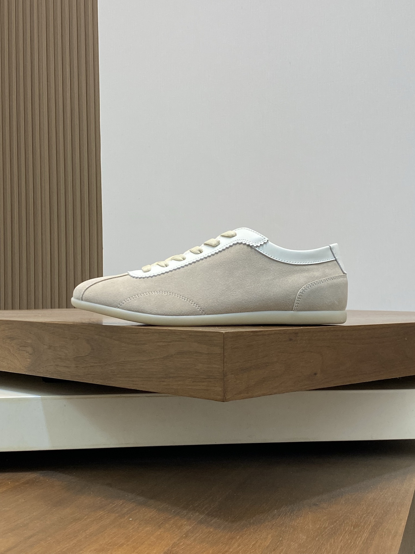 Brunello Cucinelli (BC) Washed Suede Rubber-Soled Sneakers Confeccionada en ante lavado, esta zapati