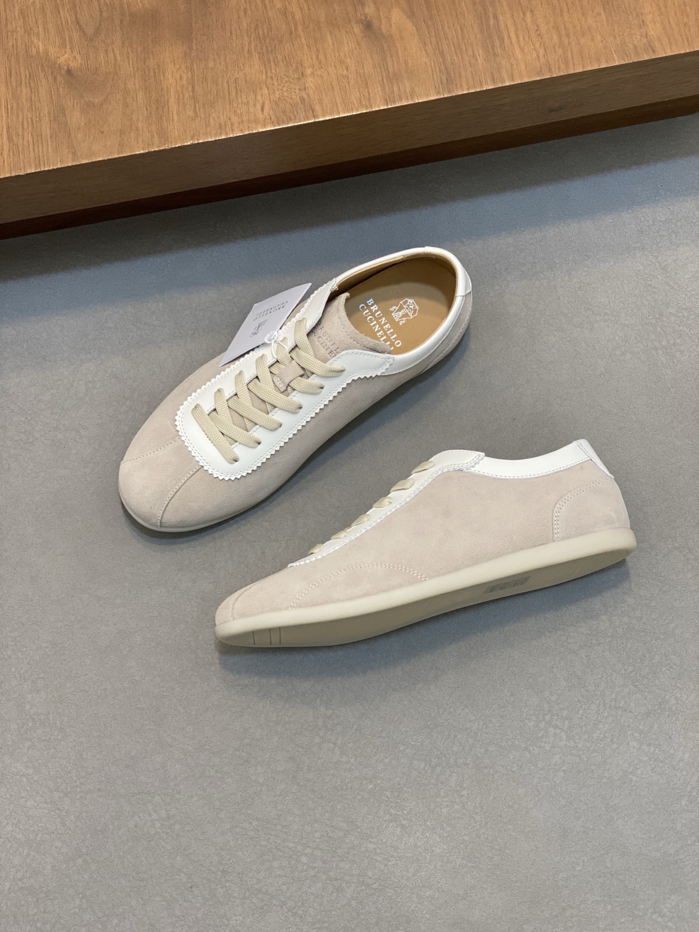 Brunello Cucinelli (BC) Washed Suede Rubber-Soled Sneakers Confeccionada en ante lavado, esta zapati