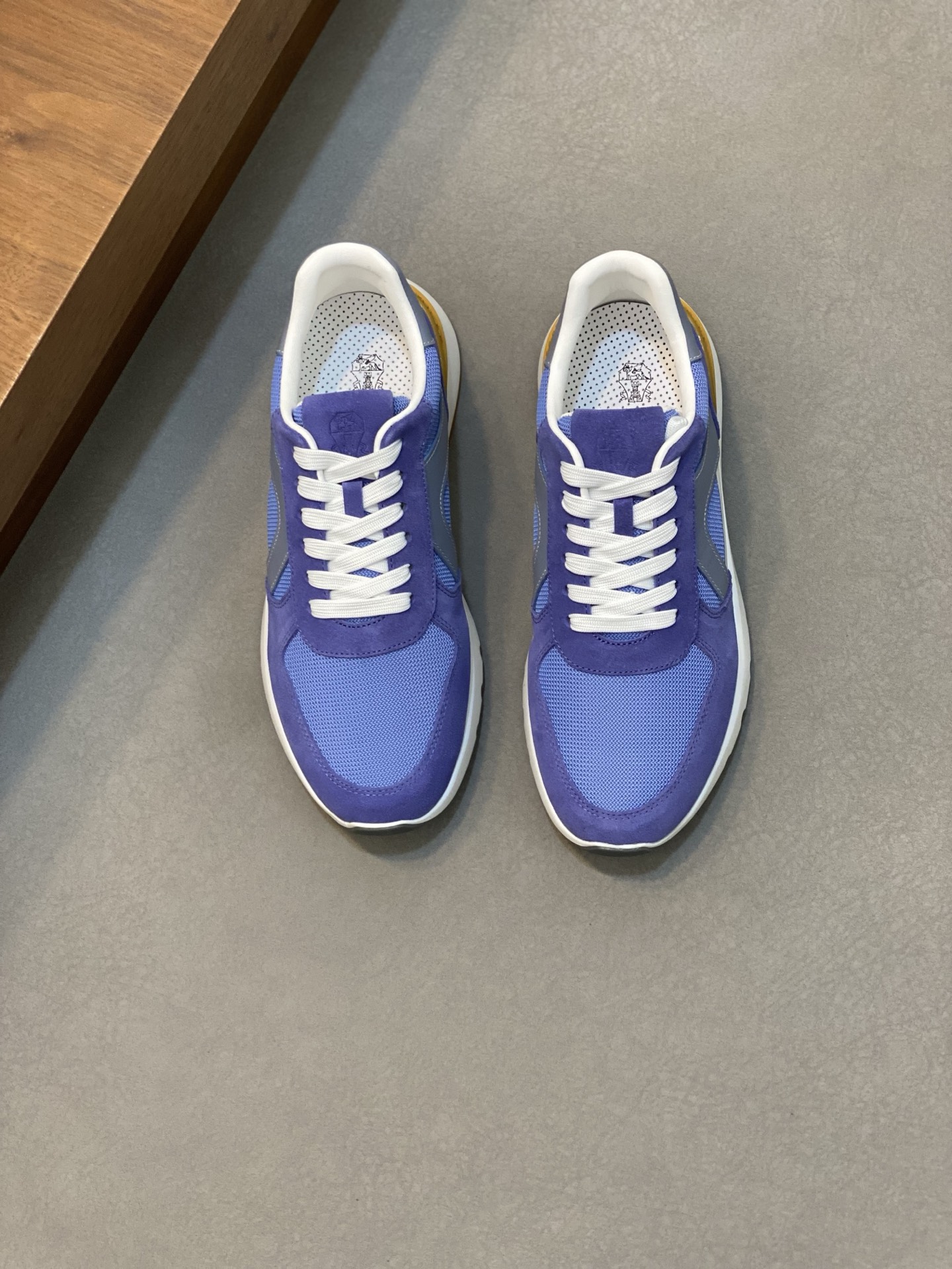 NO:280102,Brunello Cucinelli Suede Men's Casual Shoes The precious materials enrich the casual and timeless style of this suede sneaker, while the delicate and soft leather makes the colors of this season brighter. The classic-shaped upper is decorated with horse buckles, and a thin outsole that fits cowhide and lightweight rubber combination makes you feel more relaxed and comfortable to show your elegant temperament. Size: 39-44 (customized for 45), brunello cucinelli,sneakers,cowhide,chamois leather19860909Brunello Cucinelli麂皮男士休闲鞋 珍贵材料丰富了这款麂皮运动鞋的休闲永恒风格,而细腻柔软的皮革令本季的色彩更加明亮.经典造型的鞋面上点缀着马衔扣,契合牛皮和轻量橡胶组合的薄鞋外底,让您更轻松舒适地展现高雅气质. Size:39-44（45定做）,,brunello cucinelli,sneakers,cowhide,chamois leather,Men's shoes