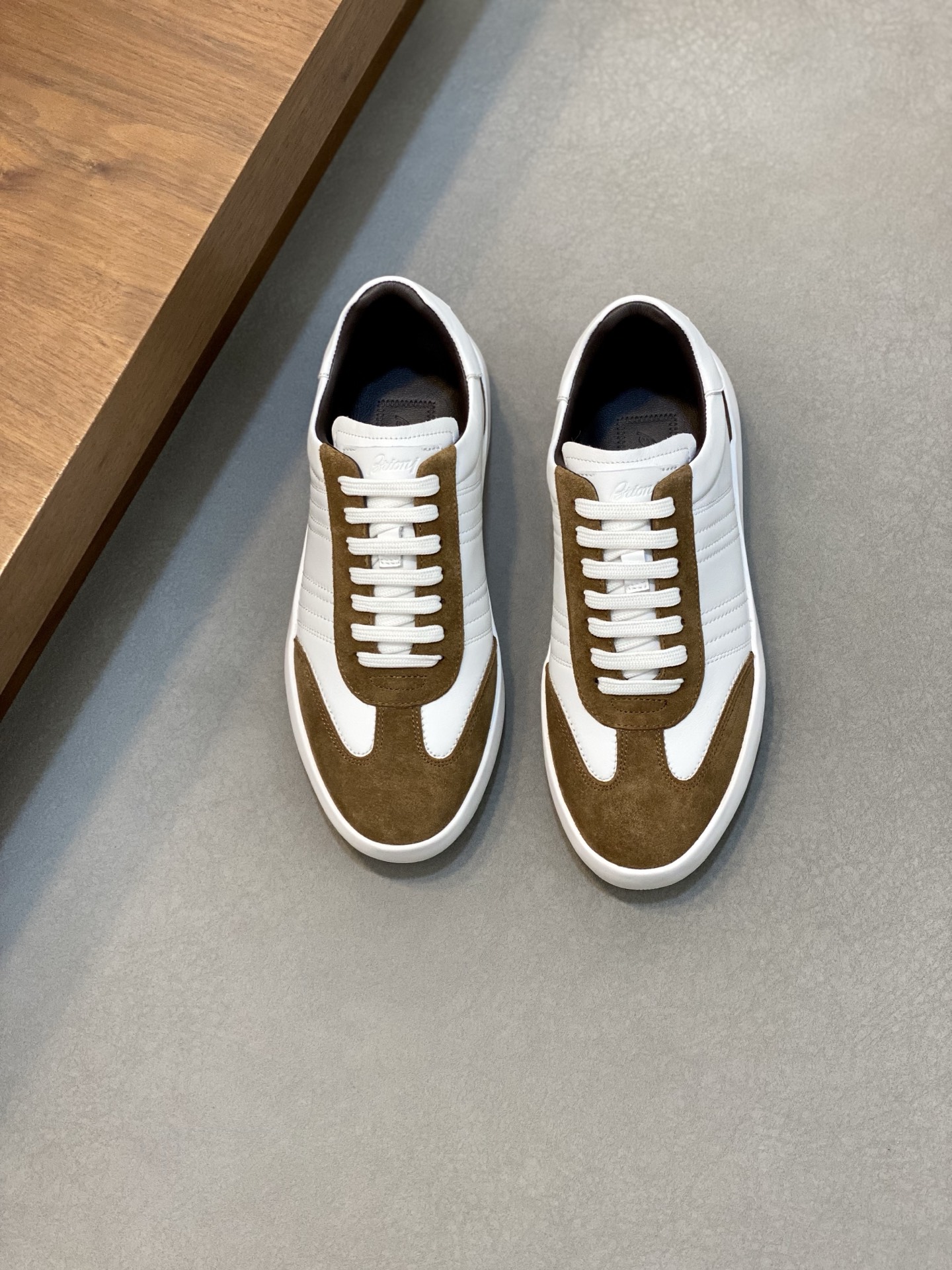 NO:222490,Brand Brioni Color Original Color Number 39-44 Customized 45 Price Material Brioni 2025 Spring and Summer New Product Series, the only version of the market Men's Sports Shoes. Buyed in Hong Kong to create the first sports shoes for the brand. This shoe is made of light and extremely tough cowhide fabric, two-color high-density cowhide. All details ZP is broken down and developed one by one. It can be said to be a perfect encounter with traditional exquisite craftsmanship and fabric technology innovation. Product details and quality environmentally friendly and sustainable fabric. Ago structure Recycled rubber sole integrated design Brioni sewing label Legion striped side stripes. Very suitable for pairing with jeans casual pants.,,sneakers,jeans,cowhide19860909品牌Brioni 颜色原版配色 码数39-44定做45 价格 材质布里奥尼2025春夏新品系列,市场唯一对版版本 男士运动鞋履 .香港购入原版开发打造作为品牌首款运动鞋履,这鞋用轻盈且极富韧性的牛皮面料,双色高密牛皮制成 所有细节ZP一一分解开发 可以说是传统精湛工艺和面料技术革新的一次完美邂逅.产品细节质量 环保可持续性面料.Ago结构 再生橡胶鞋底一体式设计Brioni缝纫标签 军团条纹侧面饰带.非常适合搭配牛仔裤 休闲裤.,,sneakers,jeans,cowhide,Men's shoes