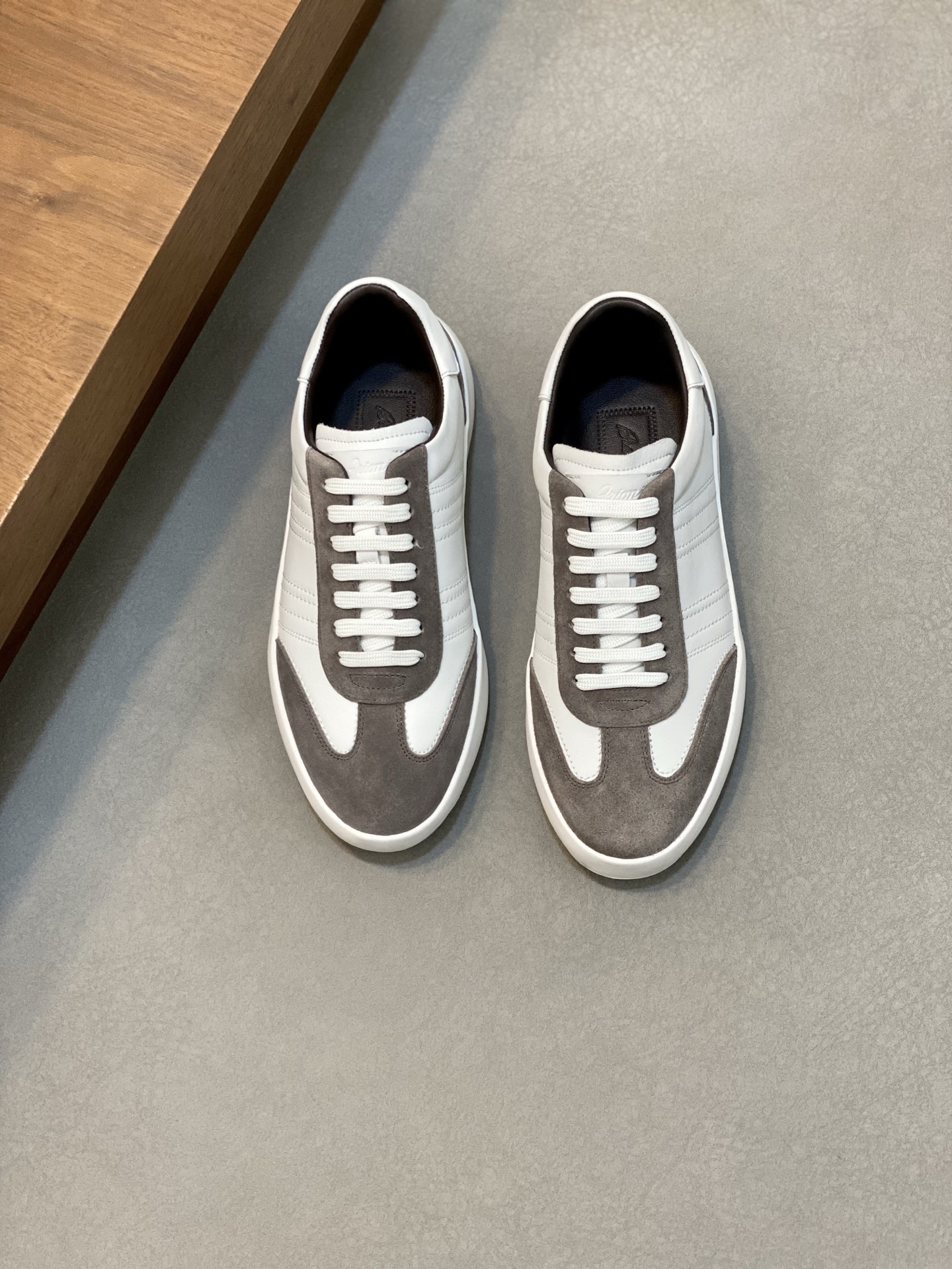 NO:280106,Brion* — Brioni Official website synchronized men's sneakers. Mixed material running shoes. Integrated design Brion* sewing label. Combined Napa leather side straps and brand classic legion stripes. This running shoes are hand-crafted in Italy. Lightweight combination soft sole creates elegant and extraordinary shape. Size 38-44 (45. Custom made), Sneakers19860909Brion* — 布里奥尼 官网同步男士运动鞋.混合材质跑步鞋 一体式设计Brion* 缝纫标签.融合纳帕皮侧饰带和品牌经典军团条纹.这款跑步鞋在意大利手工精制而成.轻质组合软底 打造高雅不凡造型 码数38-44（45.定做）,,sneakers,Men's shoes