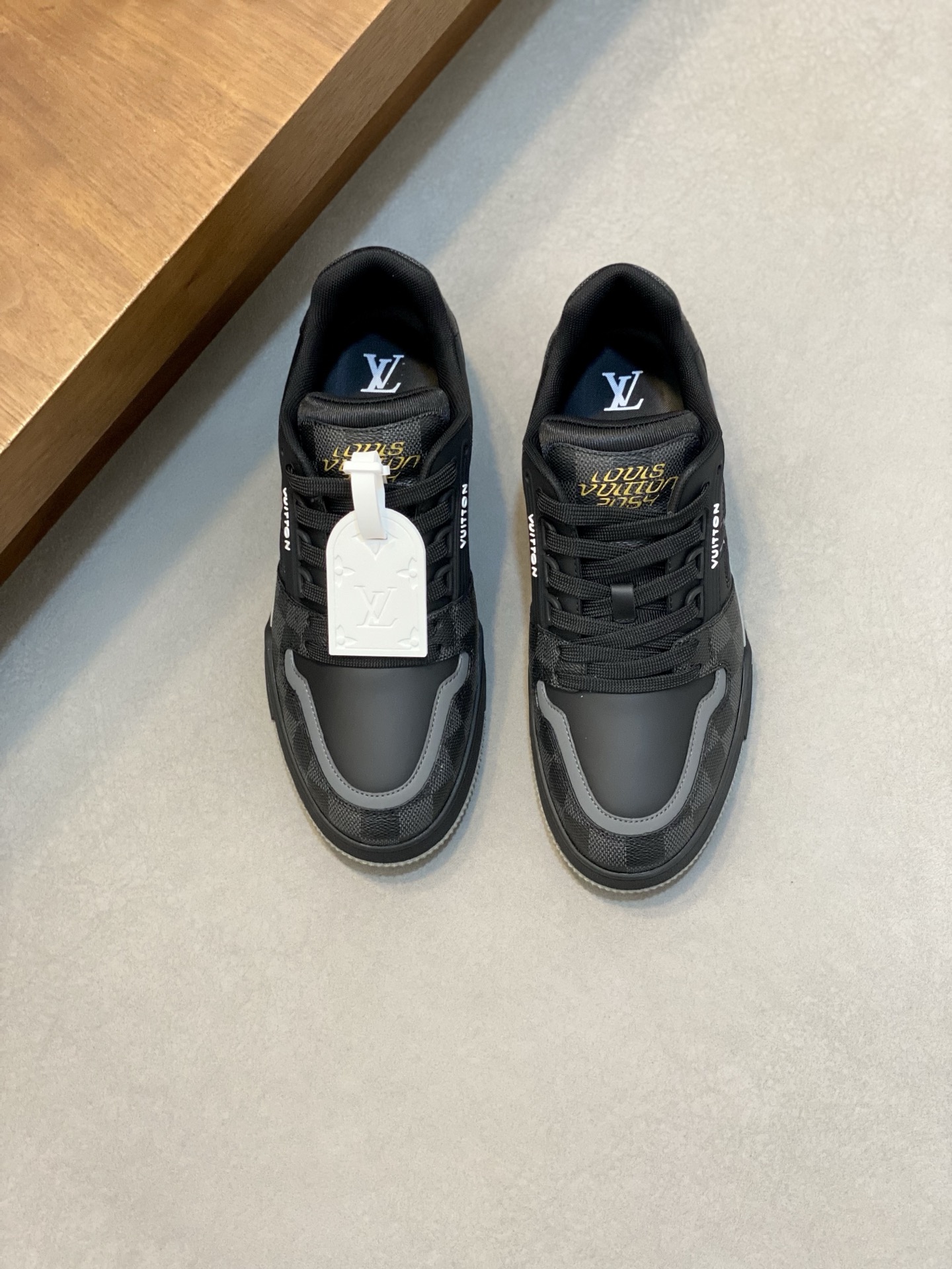 NO:780345,L Top Purchasing Agency Lu Street God's new product is coming, a new model for men's super popular sports hot models, the original factory is equipped with cowhide fabric imported from Italy, the complex and domineering appearance is more fashionable with the new sole, the imported breathable mesh inner pad is breathable and comfortable. The original sole is super comfortable, the original factory and single goods are of high quality, you can go in and out of the counter at will, welcome to compare, code number 38-44 (order 45 46),,cowhide19860909L 顶级代购 路 炸街男神新品来袭,男士超人气运动爆款专柜新款,原厂配置意大利进口牛皮面料,复杂工艺霸气的外观搭配新底更加潮达人,进口透气网布内里垫,透气舒适 鞋底原厂特供原版底超级舒适,原厂跟单货高品质,可随意进出专柜,欢迎对比,码数 38-44（ 订 45 46）,,cowhide,Men's shoes