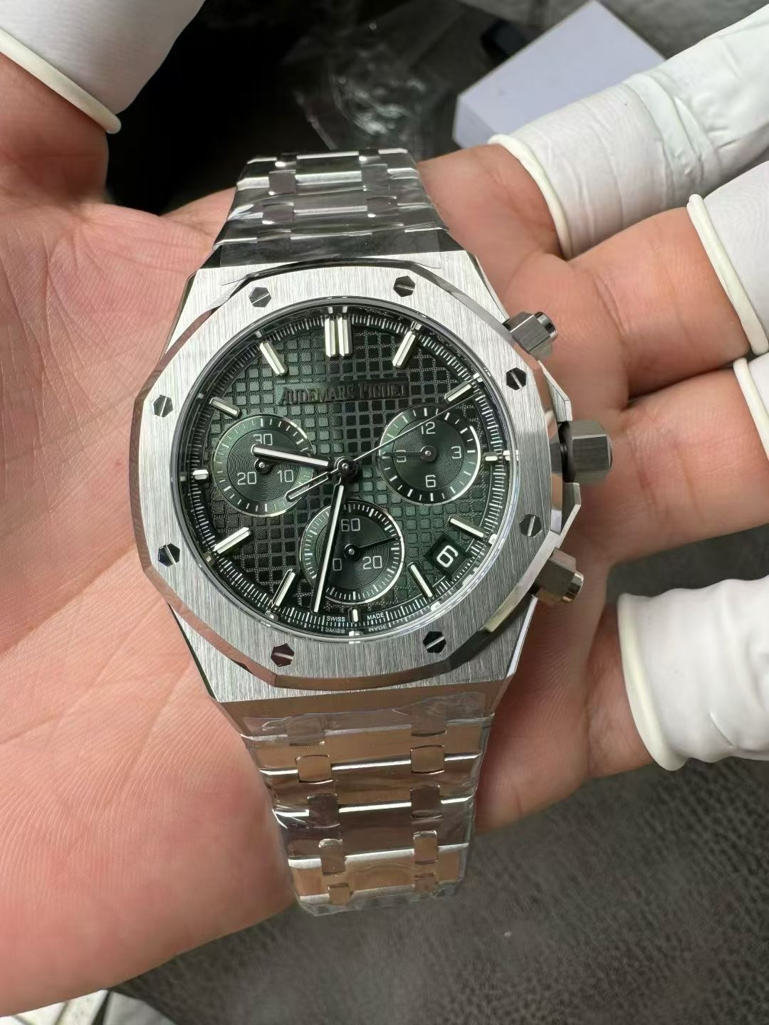 NO:385842,The new DDF cardless Royal Oak 26240 has greatly improved case details, and the strap thickness has gradients.19860909全新DDF无卡度皇家橡树26240 表壳细节大提升 表带厚度有渐变,,Watch