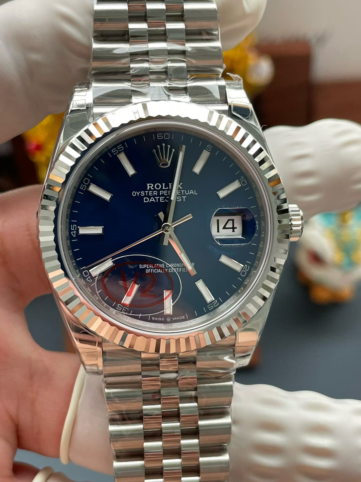 NO:553125,Brand new VS Log v2 version shipped on blue disk VS Log DJ 41 upgraded to V2 version There are various log versions on the market!  But it has real core technology and exclusive Dandong (currently the best movement) only owned by VS~ There are many fake VS on the market. To quickly distinguish the real and fake VS on the surface, please look at the following three points!  1 Genuine VS has an anti-counterfeiting guarantee card. VS exclusively customizes the original open-molded fluorescent anti-counterfeiting guarantee card. The original version has the same engraved concave and convex feeling and can display the pattern logo under fluorescence. (It is not available on the market, only VS has it, one watch, one card and one anti-counterfeiting label) 2 Genuine VS V2 version has upgraded outer packaging with a golden elephant logo and a V2 red label on the front glass 3 Genuine VS V2 version The weight is upgraded to the original version of 133 grams 4 Genuine VS V2 ring has an upgraded electroplated platinum ring  The weight is the same as the original version. It does not fade or oxidize!  Solve the pain points of easy oxidation and fading in the market!  ,19860909全新vs日志v2版本 蓝盘出货 VS 日志DJ 41 升级V2 版本 市面日志版本五花八门！但拥有真正核心技术且独家丹东（目前最好的机芯）仅VS独家拥有～ 市面上很多假VS,为表面快速区分真假VS,请看下面三点！ 1真VS有防伪保卡 VS独家定制原版开模荧光防伪保卡,原版一致有雕刻凹凸感 且荧光下能显示图案logo.（市面上没有,仅VS有,一表一卡一防伪标） 2真VS V2 版本 有升级外包装 有金色大象logo标 面玻璃贴有V2 红色标签 3真VS V2版本 重量升级为原版一致133 克 4真VS V2圈口升级电镀白金圈 重量与原版一致.不掉色不氧化！ 解决市场上易氧化掉色的痛点！,,Watch