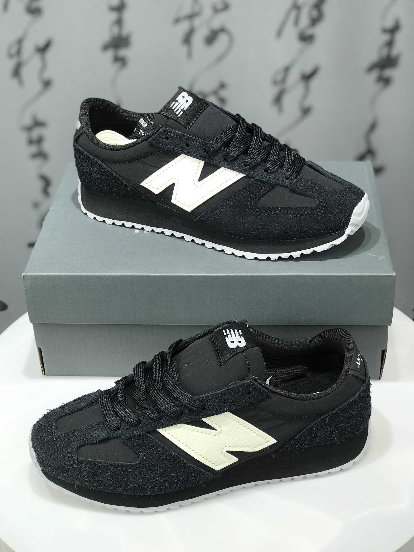 💰240
【公司级】New Balance MR741 NB新百伦系列复古老爹风休闲运动慢跑鞋。采用轻质牛剖革拼接透气网眼衬垫织物鞋面材质 T-Beam大底提供足步弓支撑 保持步态稳定，后跟搭载外露缓震胶，鞋身整体以各种深浅不一的灰色覆盖 鞋头以淡蓝色调装饰，网眼衬垫通过不规律的色块实现做旧的美感 泛黄的鞋底更是进一步增添了复古气息。

类型：男女鞋
货号：U741XA
尺码：36-45
