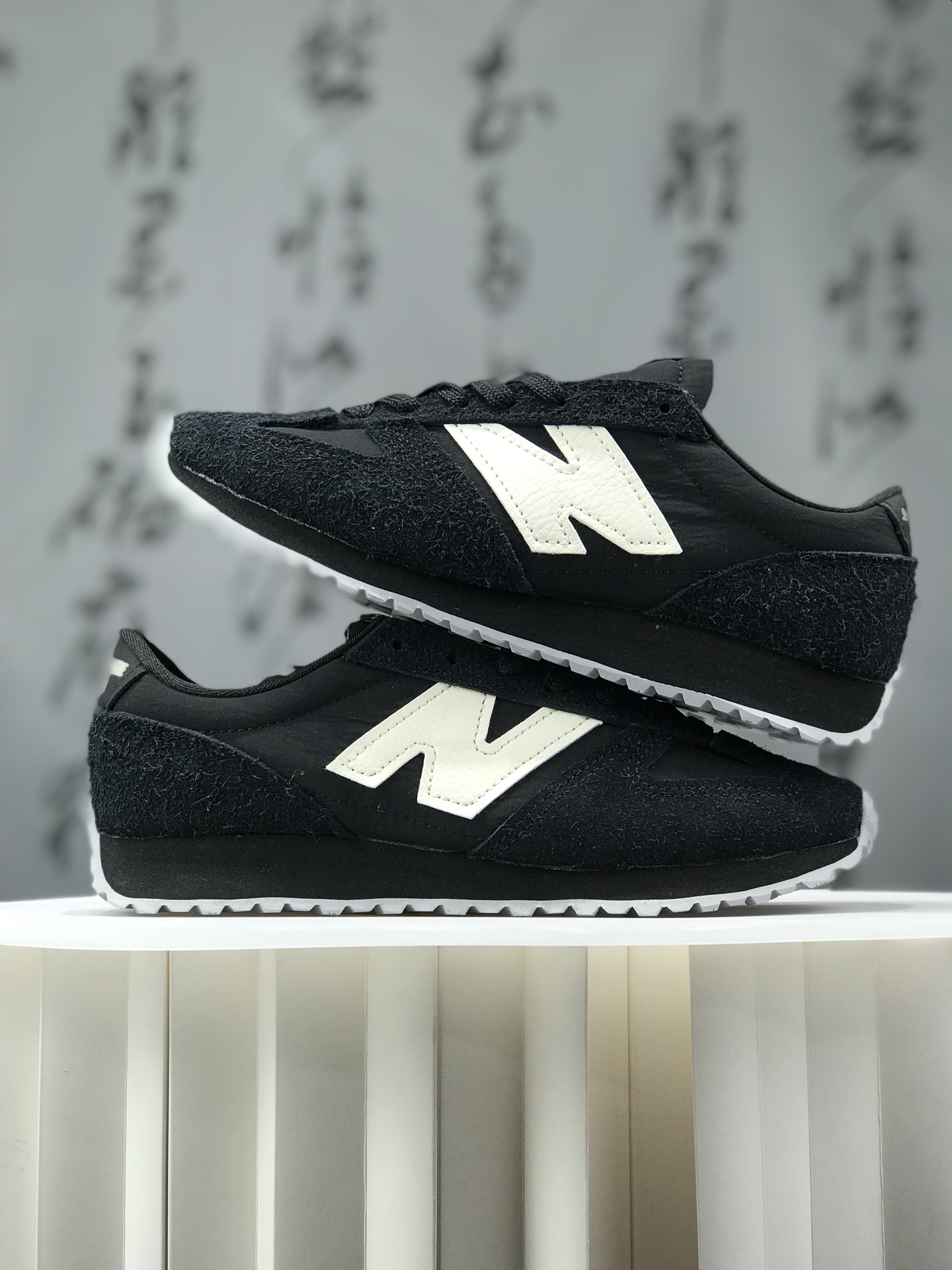 💰240
【公司级】New Balance MR741 NB新百伦系列复古老爹风休闲运动慢跑鞋。采用轻质牛剖革拼接透气网眼衬垫织物鞋面材质 T-Beam大底提供足步弓支撑 保持步态稳定，后跟搭载外露缓震胶，鞋身整体以各种深浅不一的灰色覆盖 鞋头以淡蓝色调装饰，网眼衬垫通过不规律的色块实现做旧的美感 泛黄的鞋底更是进一步增添了复古气息。

类型：男女鞋
货号：U741XA
尺码：36-45