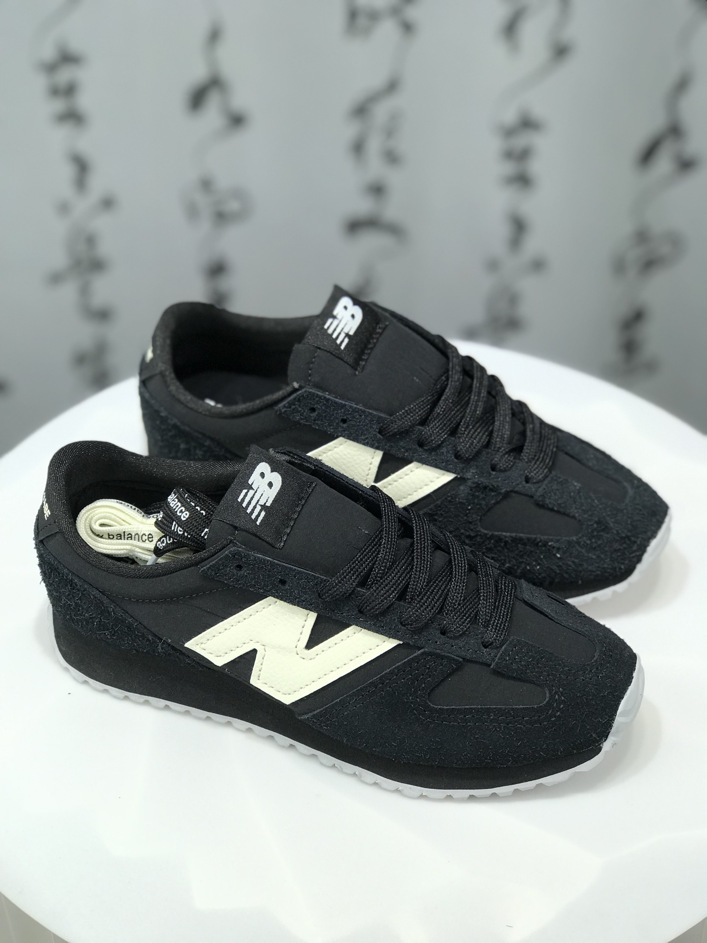 💰240
【公司级】New Balance MR741 NB新百伦系列复古老爹风休闲运动慢跑鞋。采用轻质牛剖革拼接透气网眼衬垫织物鞋面材质 T-Beam大底提供足步弓支撑 保持步态稳定，后跟搭载外露缓震胶，鞋身整体以各种深浅不一的灰色覆盖 鞋头以淡蓝色调装饰，网眼衬垫通过不规律的色块实现做旧的美感 泛黄的鞋底更是进一步增添了复古气息。

类型：男女鞋
货号：U741XA
尺码：36-45