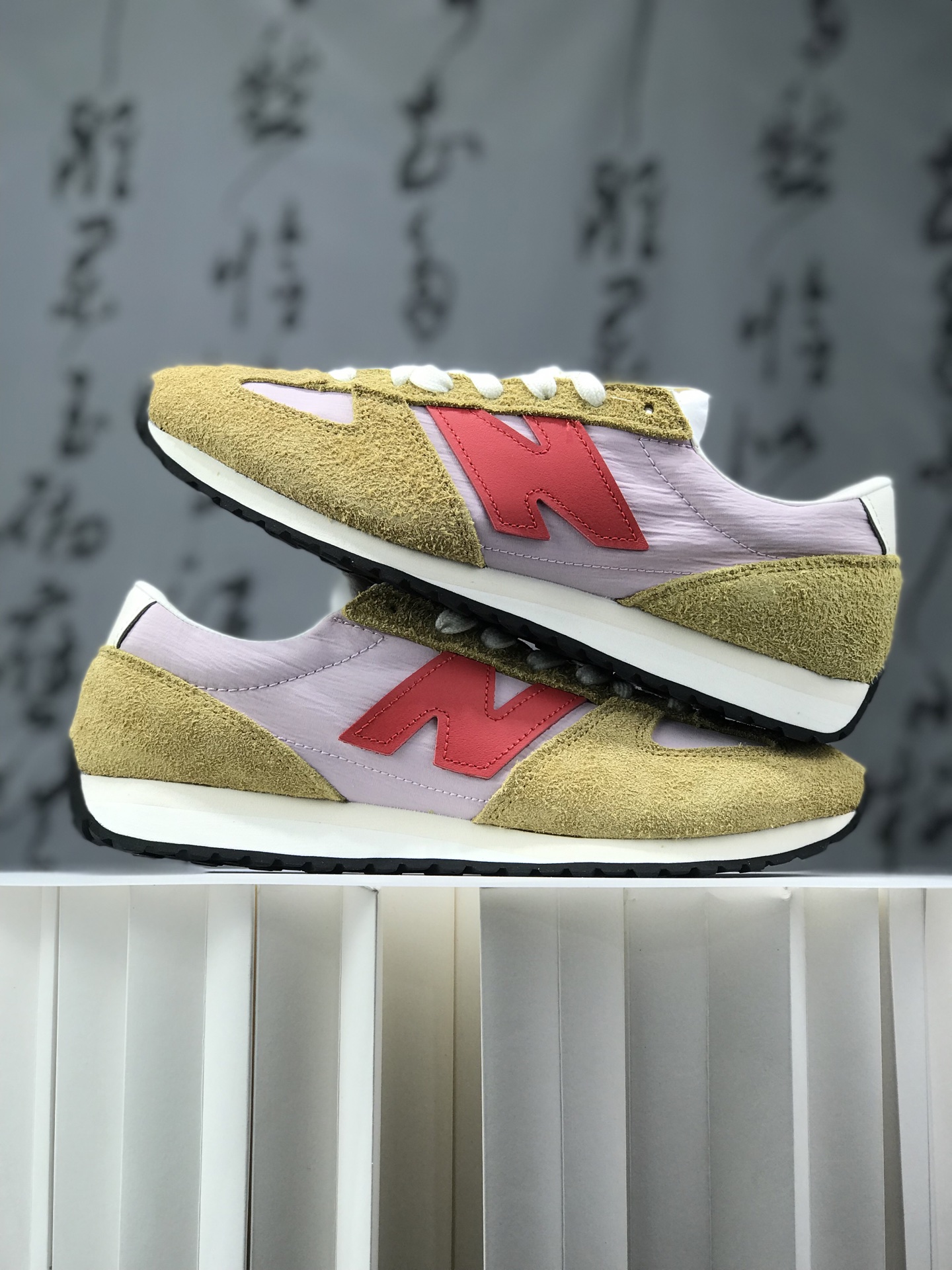 💰240
【公司级】New Balance MR741 NB新百伦系列复古老爹风休闲运动慢跑鞋。采用轻质牛剖革拼接透气网眼衬垫织物鞋面材质 T-Beam大底提供足步弓支撑 保持步态稳定，后跟搭载外露缓震胶，鞋身整体以各种深浅不一的灰色覆盖 鞋头以淡蓝色调装饰，网眼衬垫通过不规律的色块实现做旧的美感 泛黄的鞋底更是进一步增添了复古气息。

类型：男女鞋
货号：U741AC
尺码：36-45