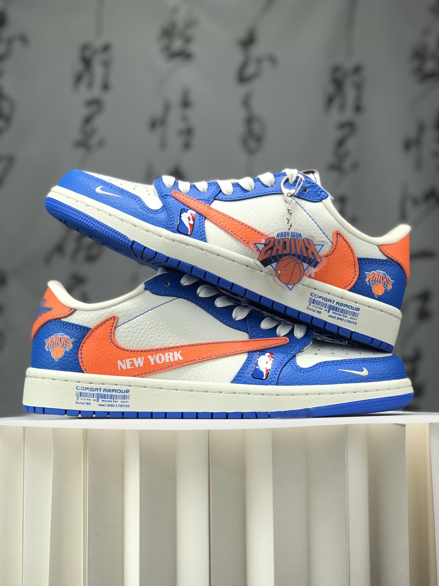 纯原 Travis Scott x Fragment Design x Air Jordan 1 Low OG SP AJ1 联名款 低帮文化休闲板鞋 SC9207-028 #多方联名合作融合了Travis Scott 独特的音乐风格,藤原浩个性的设计风格以及Jordan品牌的经典元素 使其成为一双具有独特身份和价值的鞋子 清新而立体的外观加上联名标识更突出了其独特身份 这种配色方案显示出活力和时尚感 在视觉上引人注目 鞋身的质感和细腻的细节处理使其显得高端而格调十足 这款“倒钩”联名是设计与创意完美结合 融合多方的个性风格是一款备受瞩目的潮流鞋款