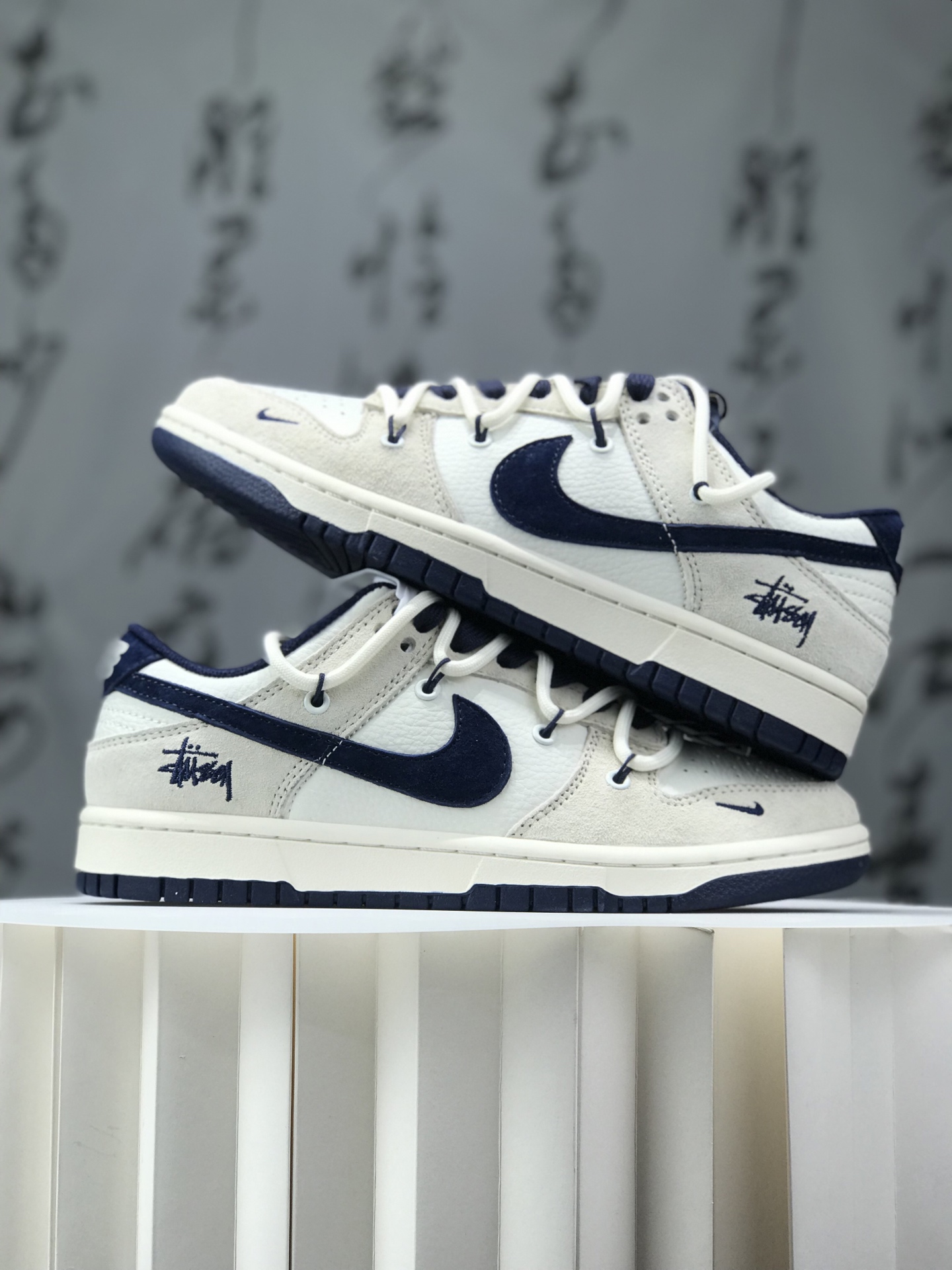 纯原💰420 Stussy x Nike Dunk Low 绑带蓝勾 此款主张打破传统的工业化流水线设计限制，以Made by ideas的超级创意为理念，集结众多潮流设计师，结合时下最ing潮流风尚，为潮流爱好者打造彰品自我的专属潮品。同时尊重每个年轻人对于潮流的理解与选择，主张“让每个年轻人塑造自己的潮流”。 货号: DM6868-088 Size: 36 36.5 37.5 38 36.5 39 40 40.5 41 42 42.5 43 44 44.5 45